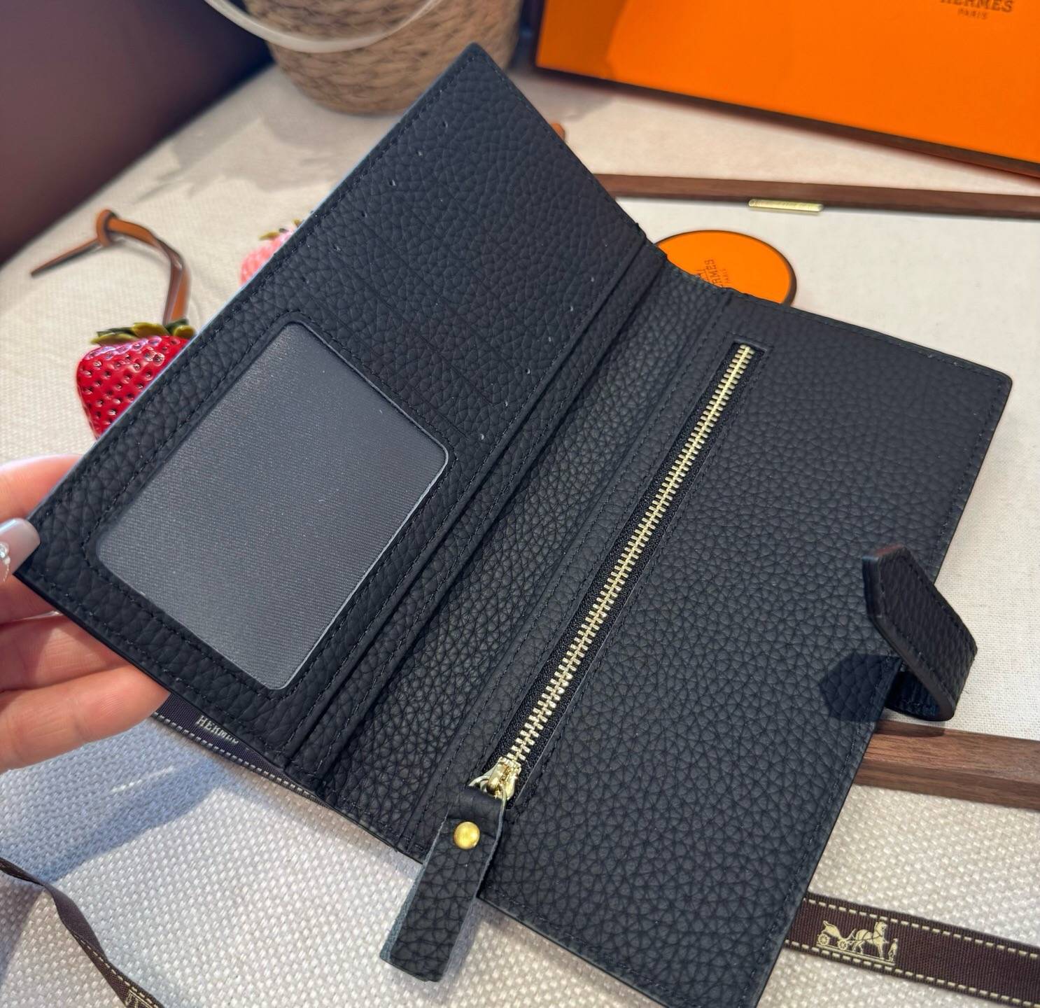 HERMES 愛馬仕 iPhone 18シリーズ対応 iPhoneケース スマホケース レディース ロゴ入り 手帳型 カード収納 ブラック - 画像 6
