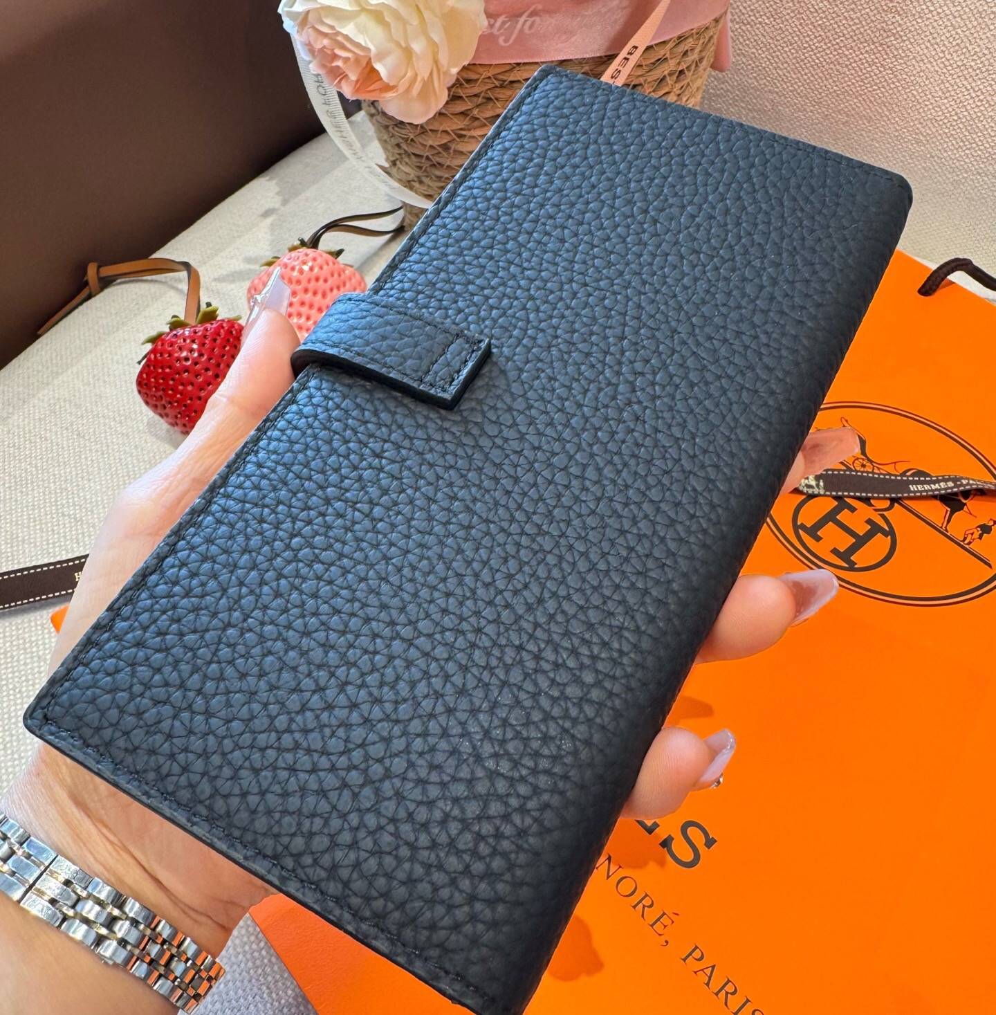 HERMES 愛馬仕 iPhone 18シリーズ対応 iPhoneケース スマホケース レディース ロゴ入り 手帳型 カード収納 ブラック - 画像 8