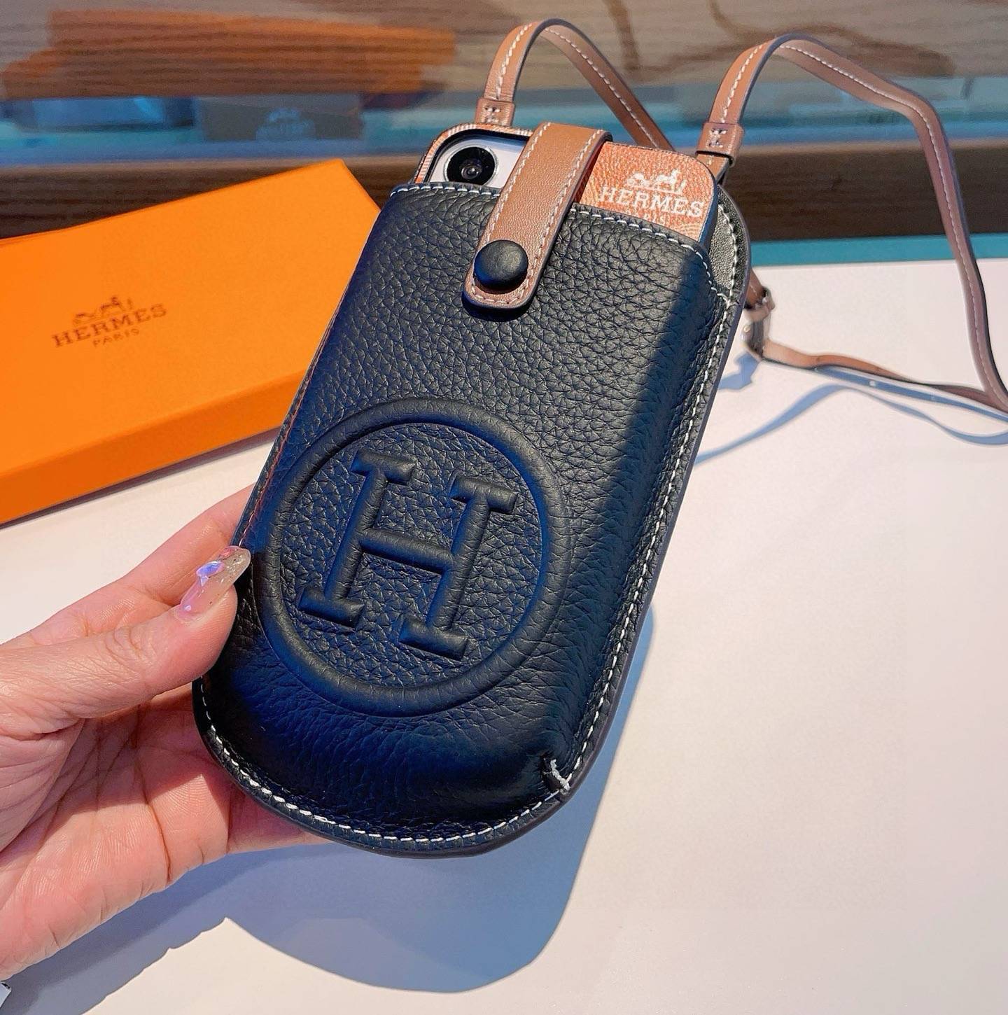 HERMES 愛馬仕 iPhoneケース スマホケース iPhone 18シリーズ対応 レディース ショルダー付き カード収納 - 画像 3