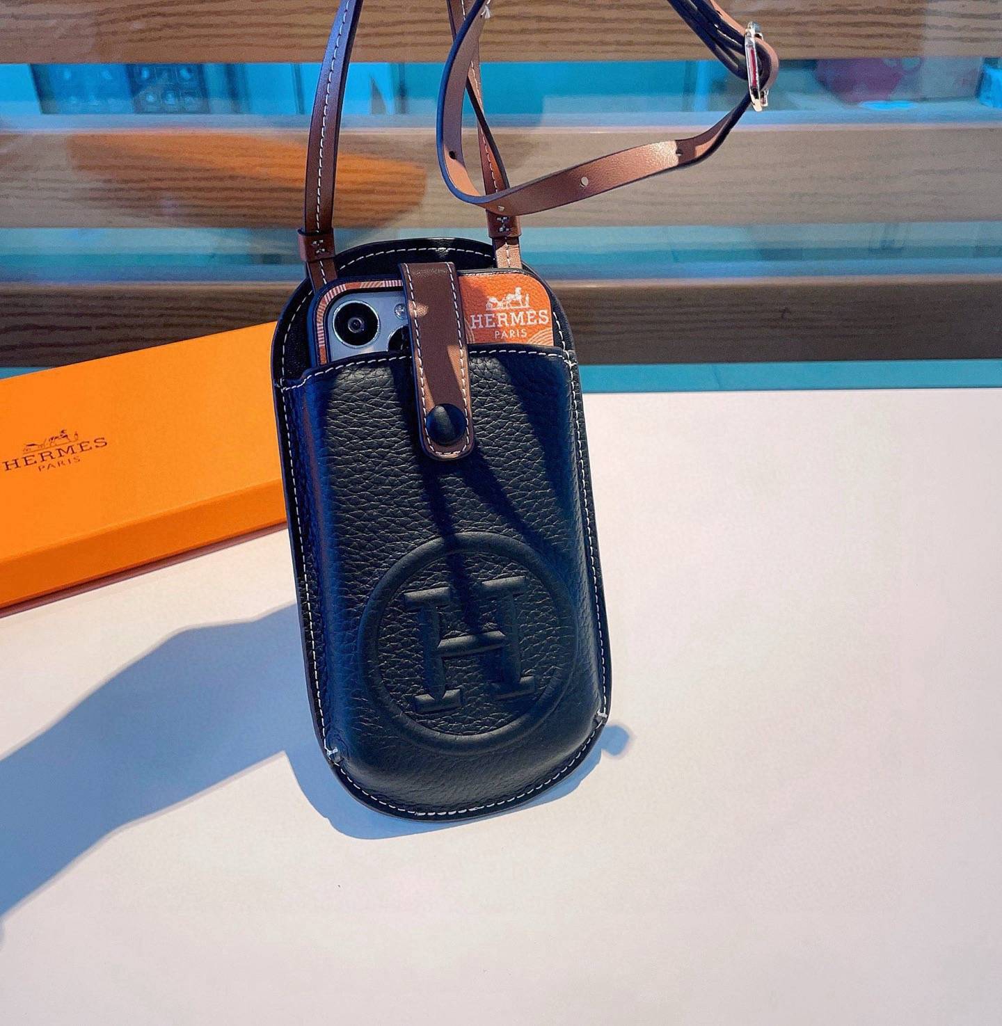 HERMES 愛馬仕 iPhoneケース スマホケース iPhone 18シリーズ対応 レディース ショルダー付き カード収納 - 画像 8