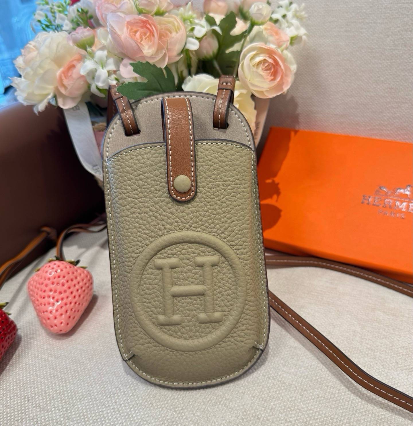 HERMES 愛馬仕 iPhoneケース スマホケース iPhone 18シリーズ対応 レディース ショルダー付き カード収納 - 画像 9
