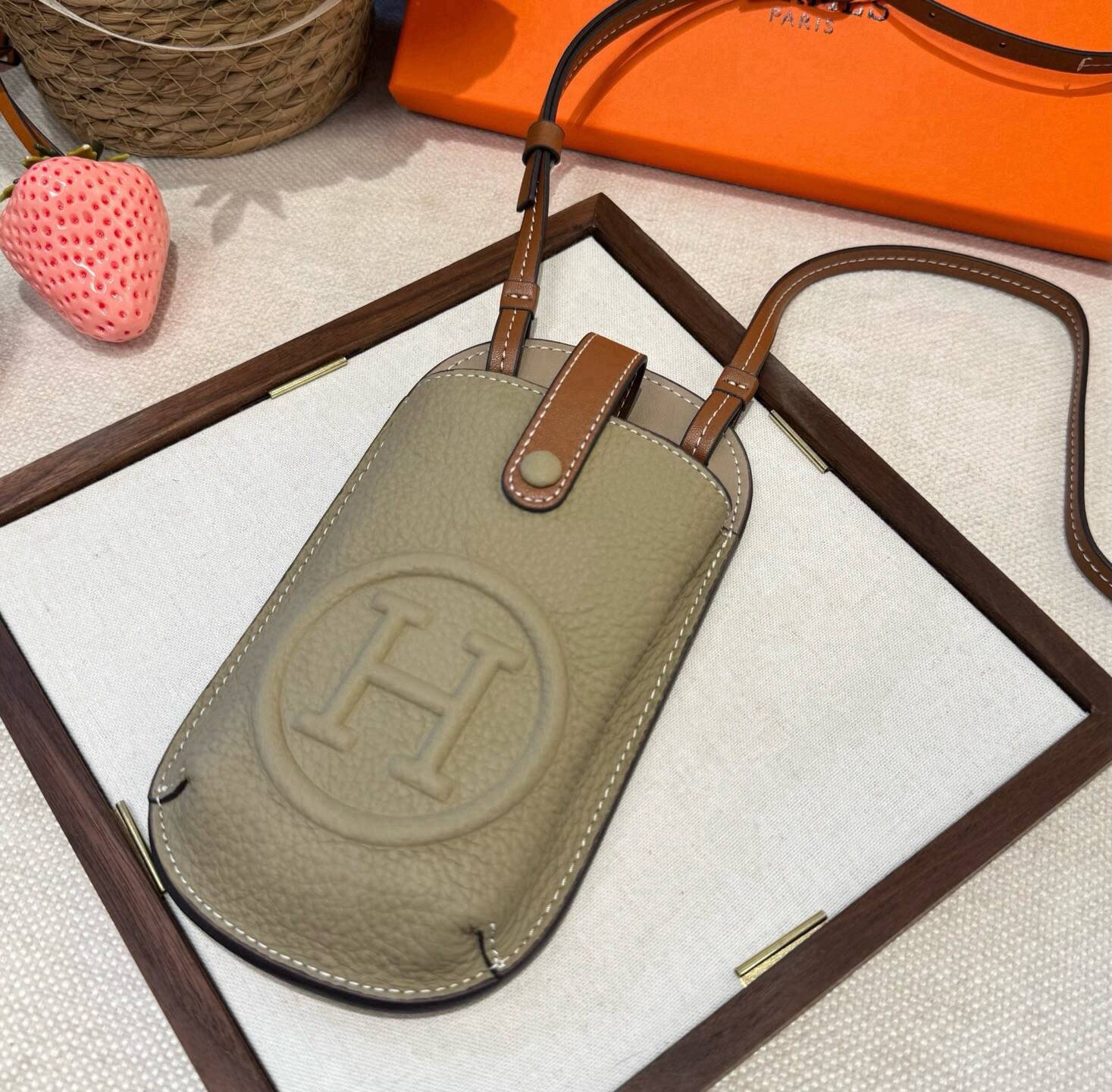 HERMES 愛馬仕 iPhoneケース スマホケース iPhone 18シリーズ対応 レディース ショルダー付き カード収納 - 画像 5