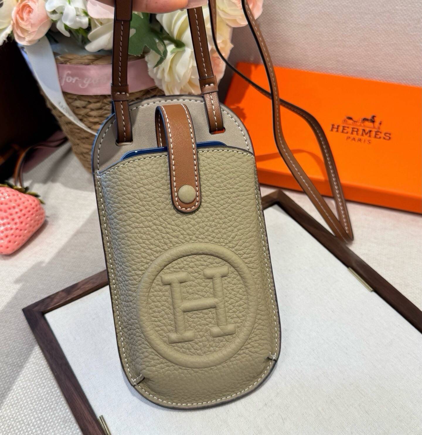 HERMES 愛馬仕 iPhoneケース スマホケース iPhone 18シリーズ対応 レディース ショルダー付き カード収納 - 画像 8