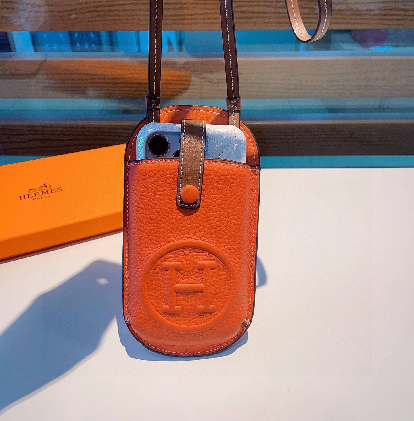HERMES 愛馬仕 iPhoneケース スマホケース 全機種対応 レディース ロゴ iPhoneケース カード収納付き - 画像 2