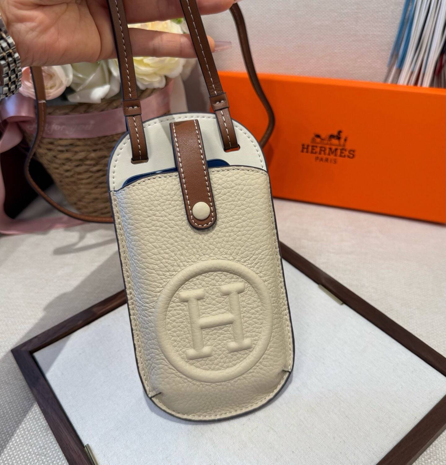 Hermes ヘルメス iPhone 18シリーズ対応 iPhoneケース スマホケース レディース ロゴ入り ショルダー付き カード収納 - 画像 2