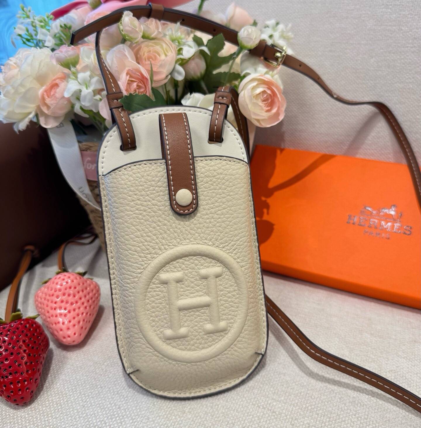 Hermes ヘルメス iPhone 18シリーズ対応 iPhoneケース スマホケース レディース ロゴ入り ショルダー付き カード収納 - 画像 3
