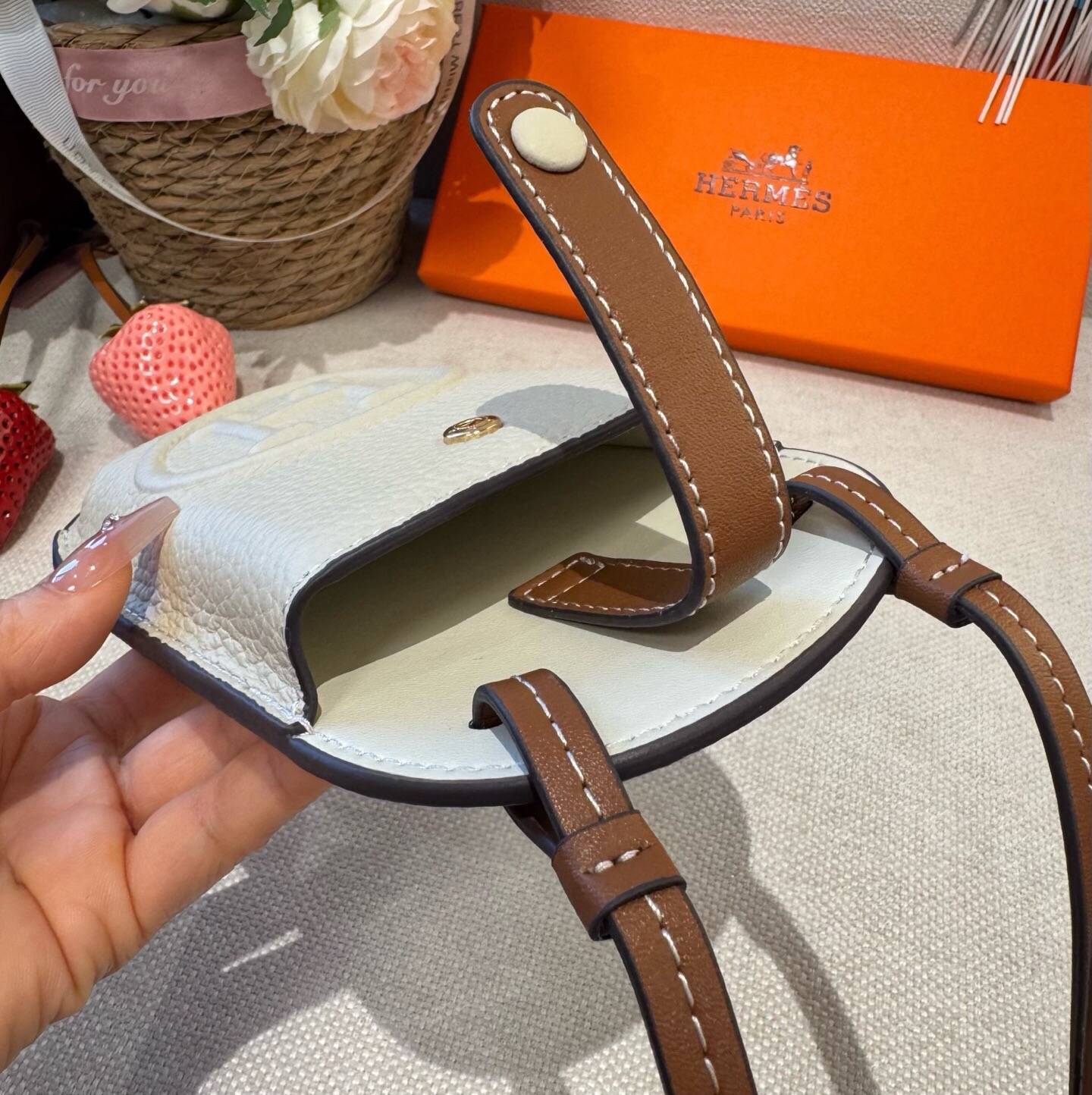 Hermes ヘルメス iPhone 18シリーズ対応 iPhoneケース スマホケース レディース ロゴ入り ショルダー付き カード収納 - 画像 6