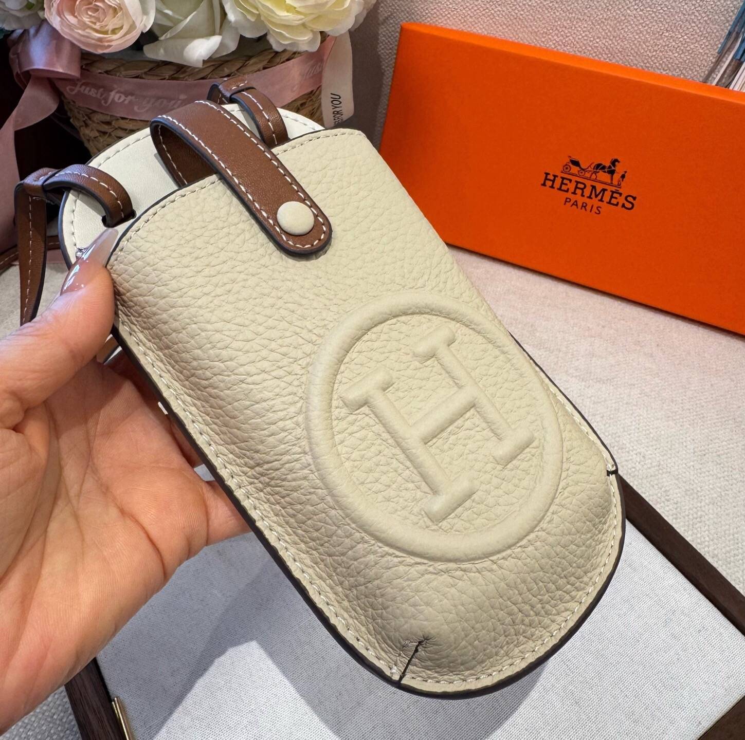 Hermes ヘルメス iPhone 18シリーズ対応 iPhoneケース スマホケース レディース ロゴ入り ショルダー付き カード収納 - 画像 10
