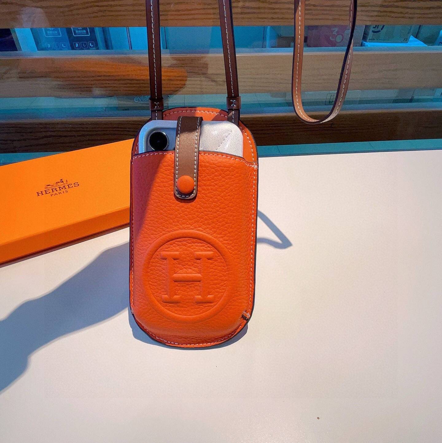 HERMS 愛馬仕 iPhoneケース スマホケース iPhone 18シリーズ対応 レディース ショルダー付き カード収納