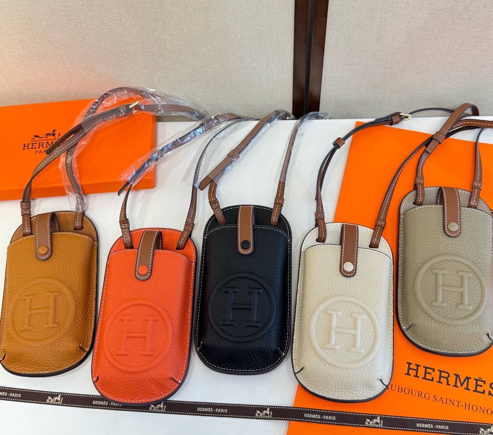 HERMES 愛馬仕 iPhoneケース スマホケース iPhone 18シリーズ対応 レディース ロゴ入り カード収納付き ショルダー付き