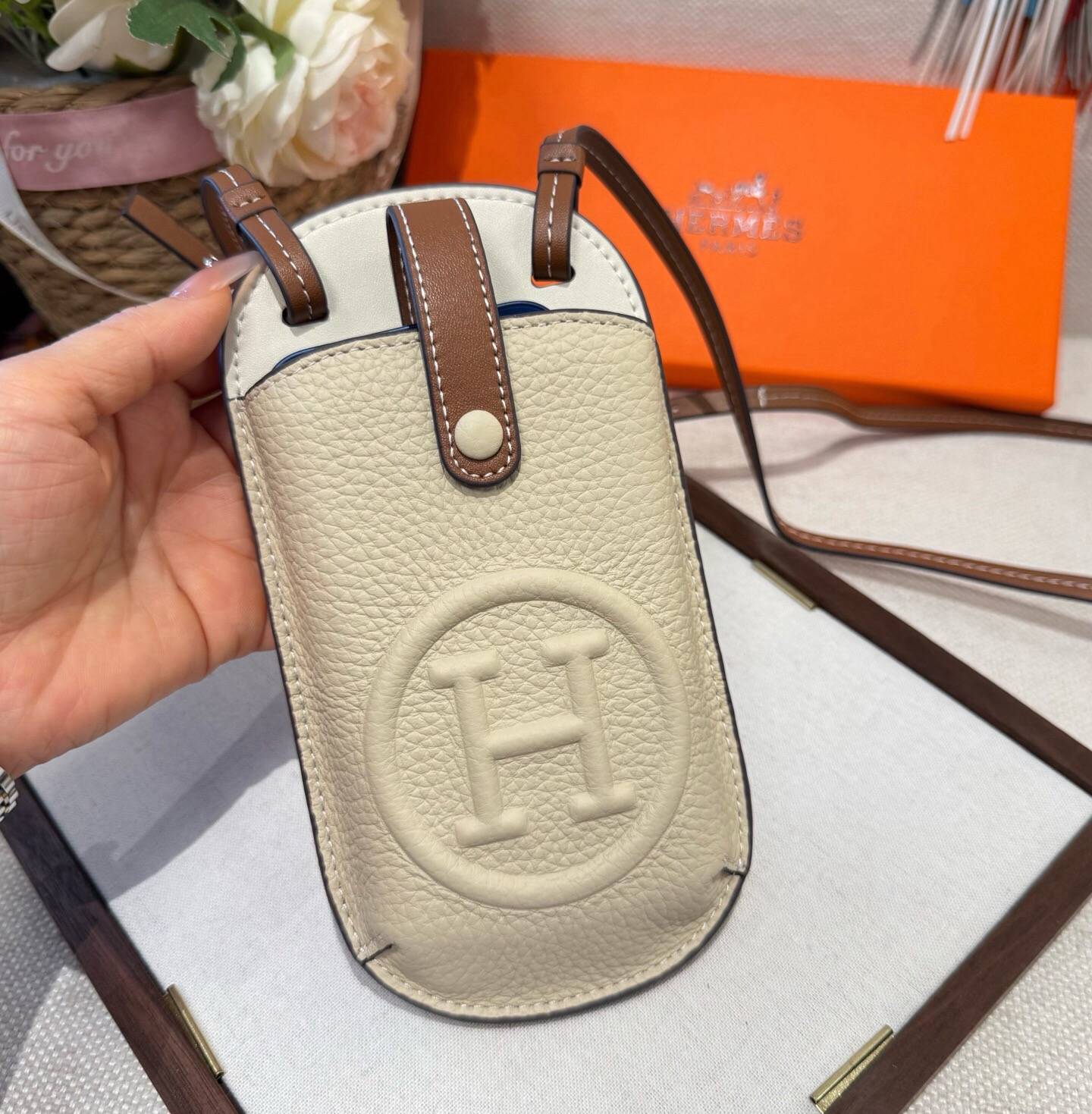 HERMES 愛馬仕 iPhoneケース スマホケース iPhone 18シリーズ対応 レディース ロゴ入り カード収納付き ショルダー付き - 画像 4