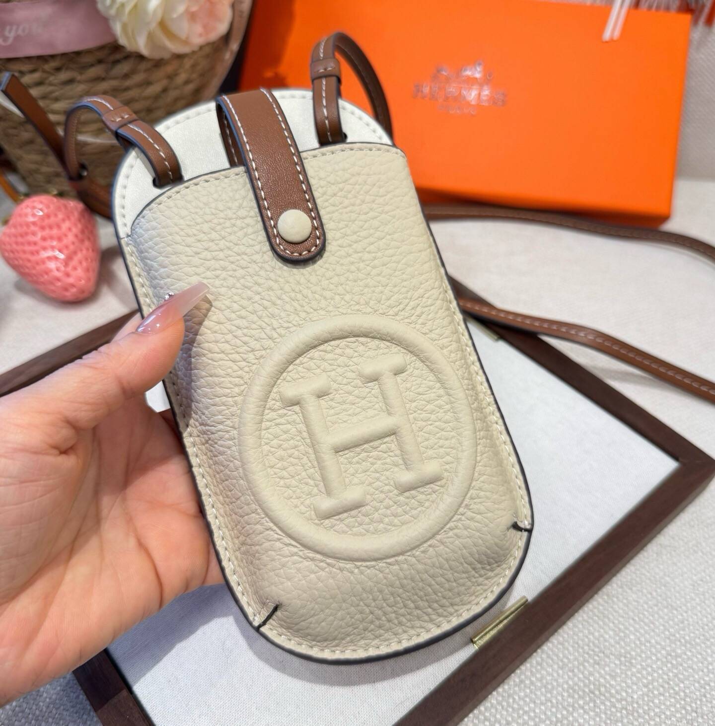 HERMES 愛馬仕 iPhoneケース スマホケース iPhone 18シリーズ対応 レディース ロゴ入り カード収納付き ショルダー付き - 画像 7