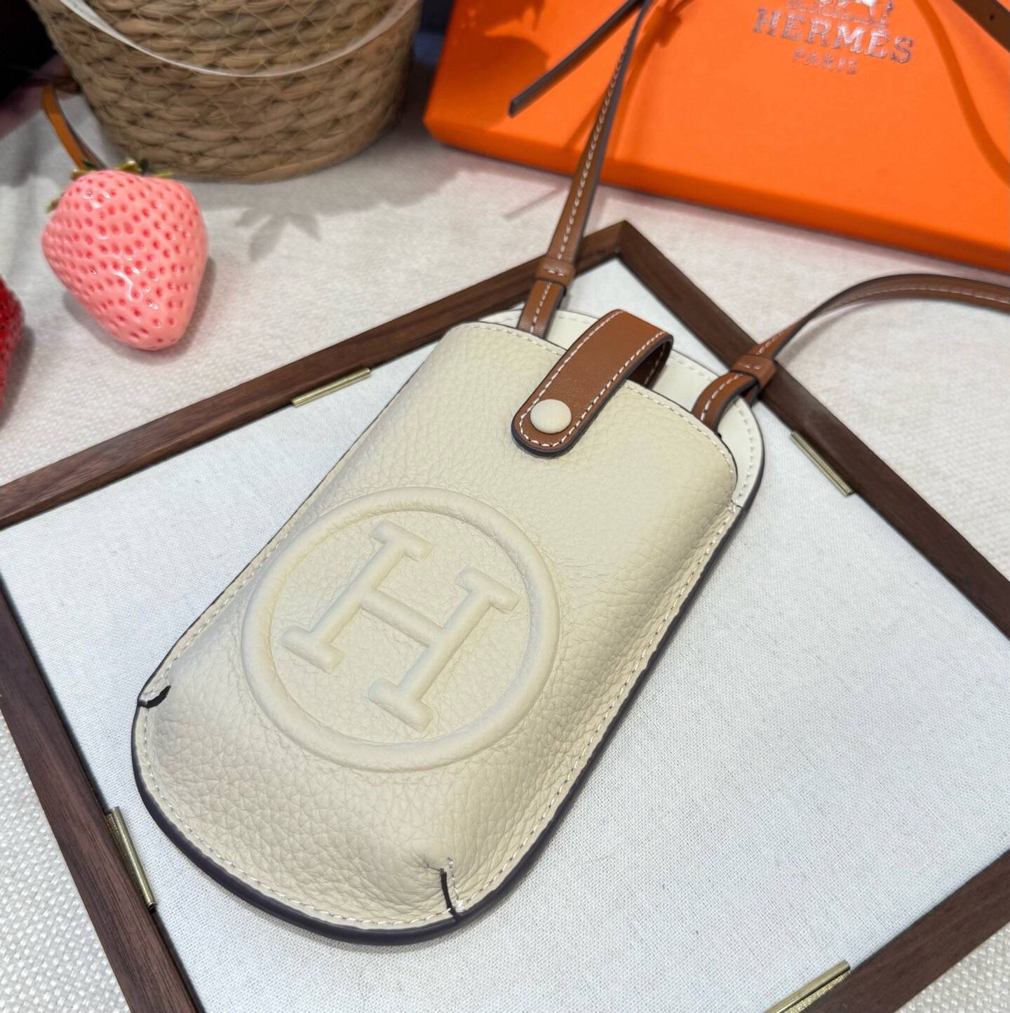 HERMES 愛馬仕 iPhoneケース スマホケース iPhone 18シリーズ対応 レディース ロゴ入り カード収納付き ショルダー付き - 画像 9