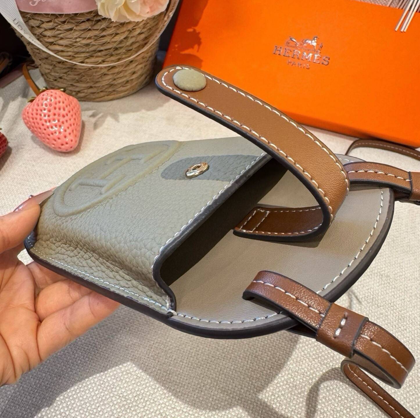 Hermes ヘルメス iPhone 18シリーズ対応 iPhoneケース スマホケース レディース ロゴ入り カード収納付き ショルダー付き - 画像 3