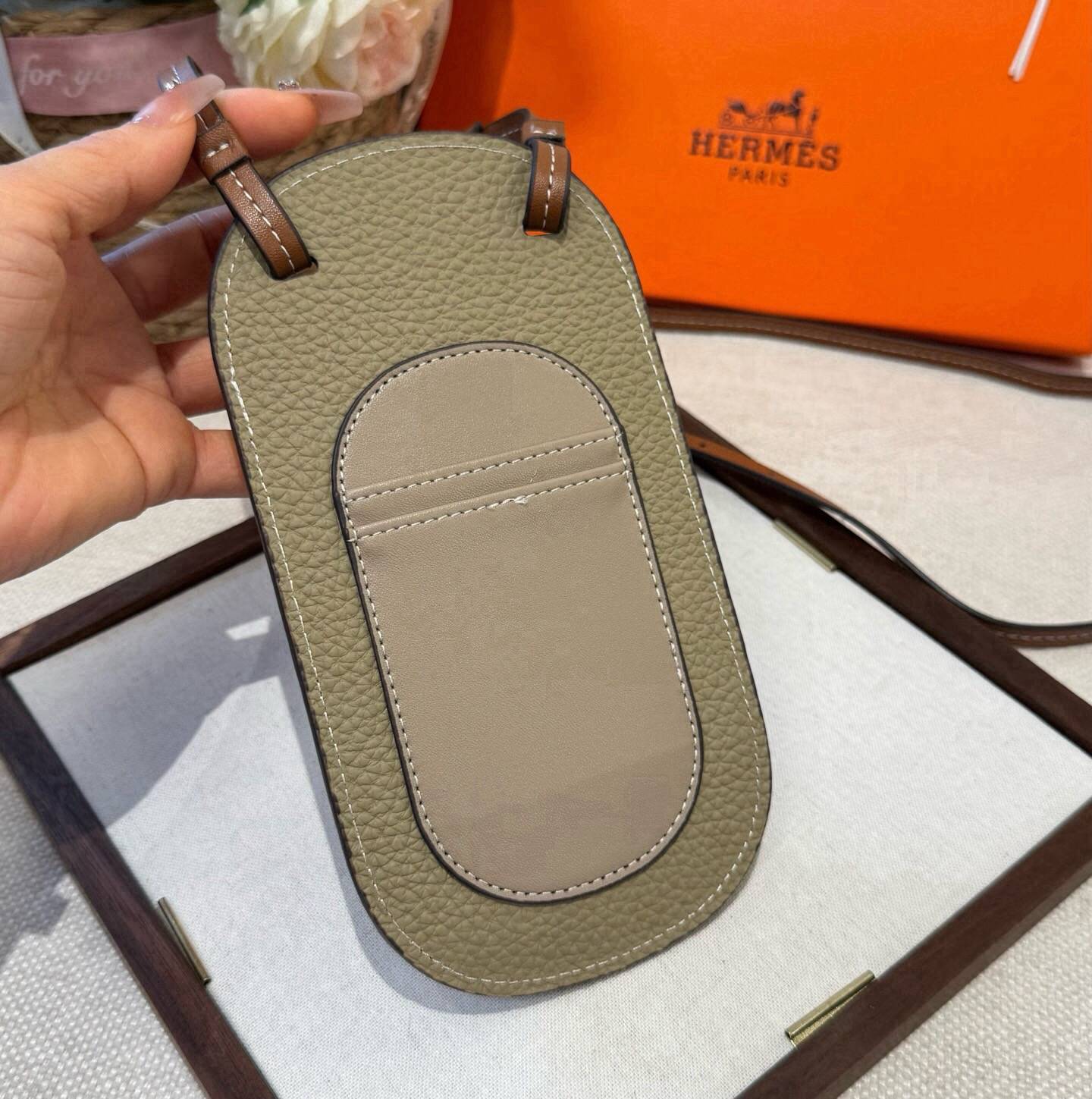Hermes ヘルメス iPhone 18シリーズ対応 iPhoneケース スマホケース レディース ロゴ入り カード収納付き ショルダー付き - 画像 5
