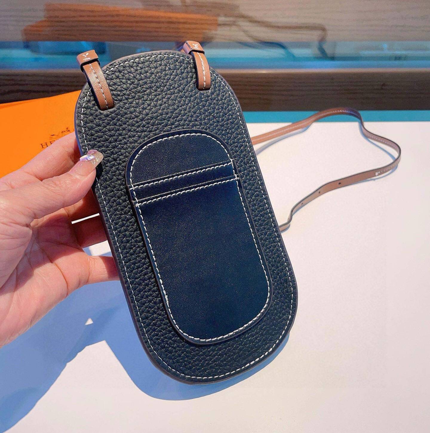 HERMES 愛馬仕 iPhone 18シリーズ対応 iPhoneケース スマホケース レディース ショルダー付き カード収納 - 画像 4