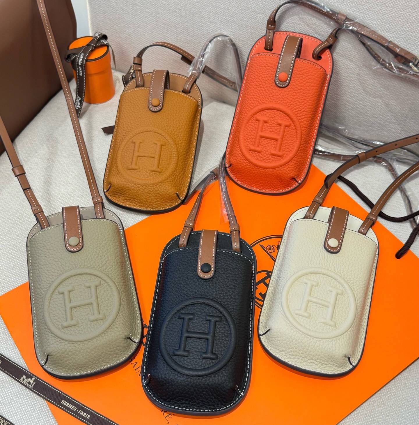 HERMES 愛馬仕 iPhoneケース スマホケース iPhone 18シリーズ対応 レディース ショルダー付き カード収納 ロゴ入り - 画像 2