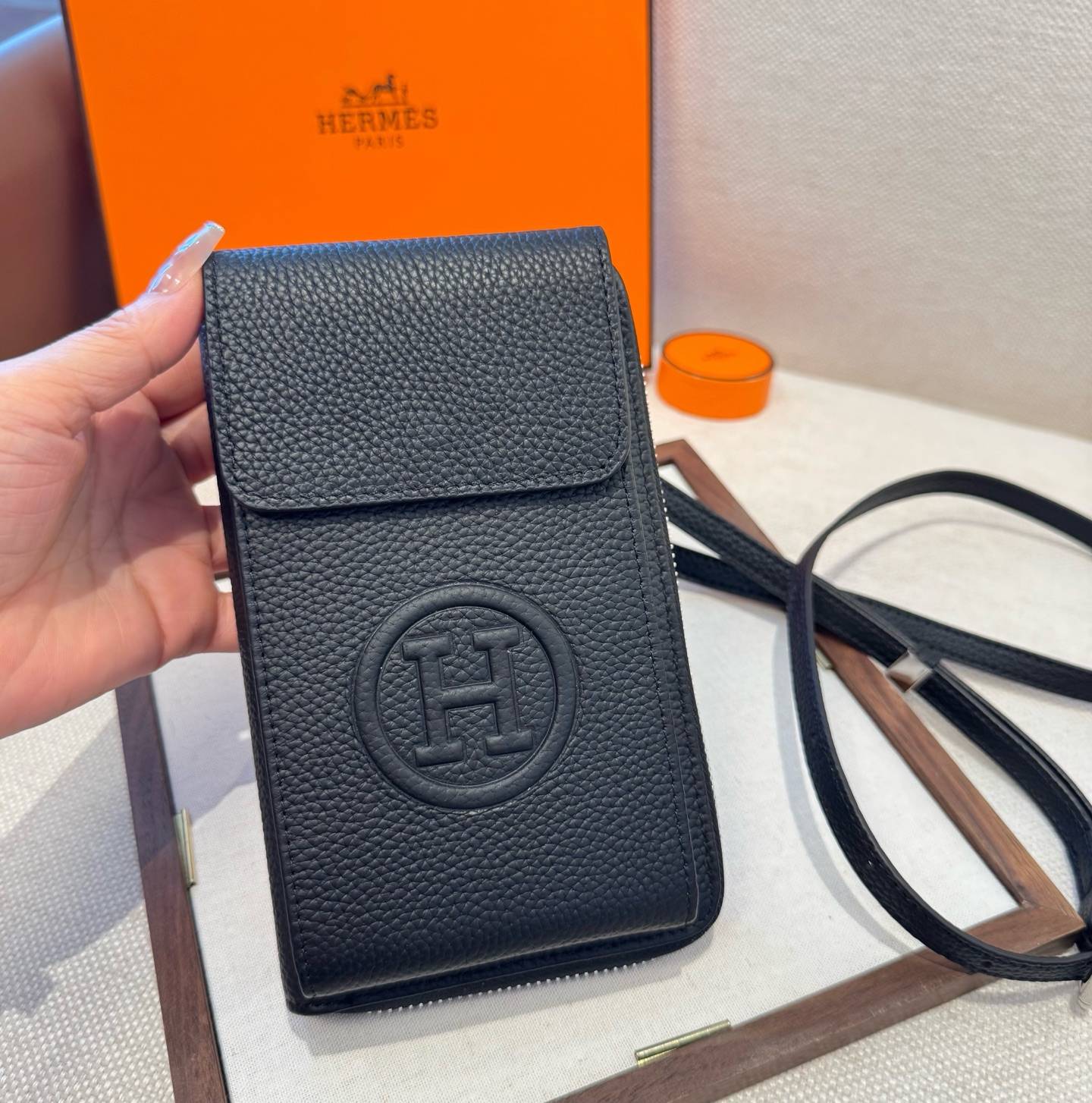 HERMES 愛馬仕 iPhone 18シリーズ対応 iPhoneケース スマホケース レディース カード収納 ショルダー付き ブラック - 画像 7