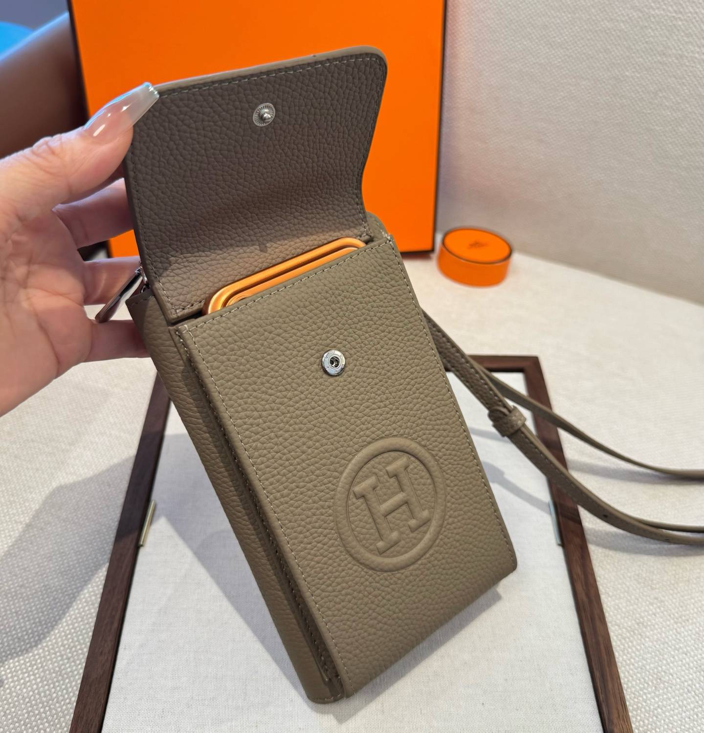 Herms ヘルメス iPhone 18シリーズ対応 iPhoneケース スマホケース レディース ショルダー付き カード収納 - 画像 7