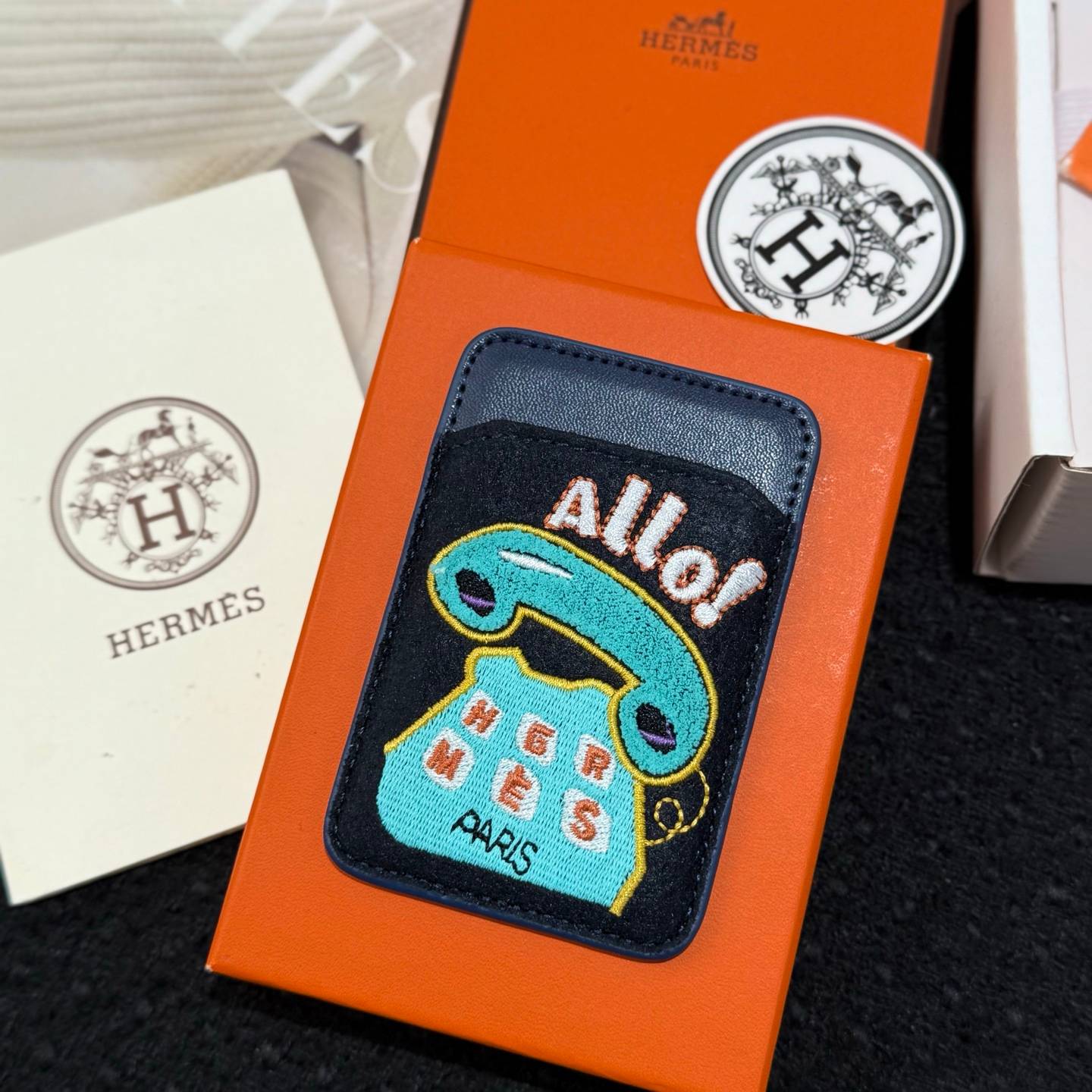 HERMES 愛馬仕 iPhone 18シリーズ対応 iPhoneケース スマホケース レディース ロゴ入り カード収納 ブラック