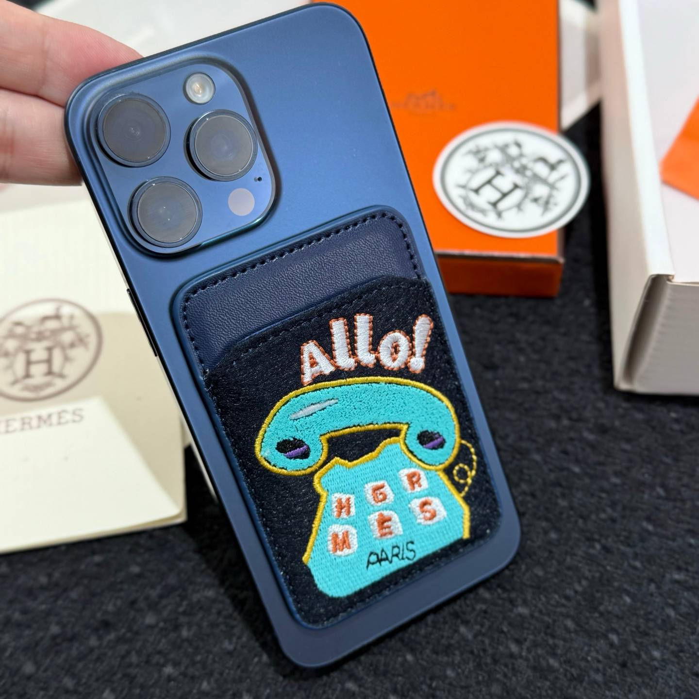 HERMES 愛馬仕 iPhone 18シリーズ対応 iPhoneケース スマホケース レディース ロゴ入り カード収納 ブラック - 画像 4