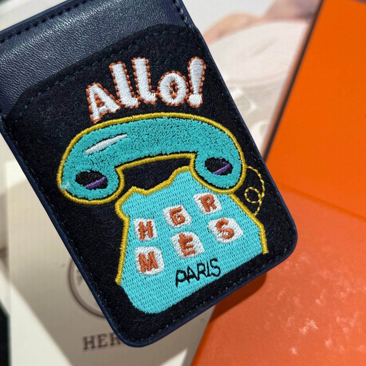 HERMES 愛馬仕 iPhone 18シリーズ対応 iPhoneケース スマホケース レディース ロゴ入り カード収納 ブラック - 画像 5
