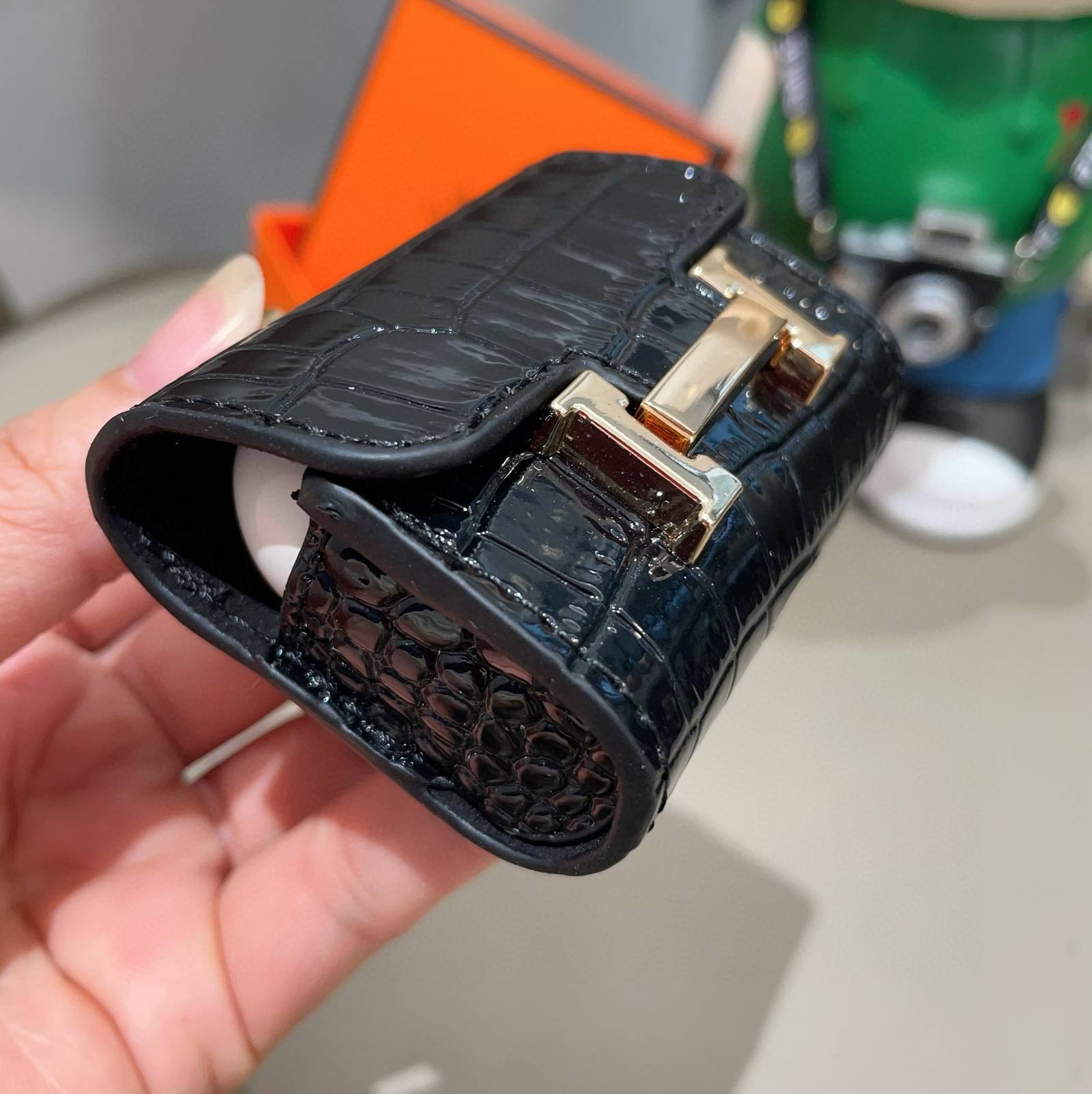 HERMES 愛馬仕 iPhone 18シリーズ対応 iPhoneケース スマホケース レディース ロゴ入り カード収納 クロコダイル柄 ブラック - 画像 3