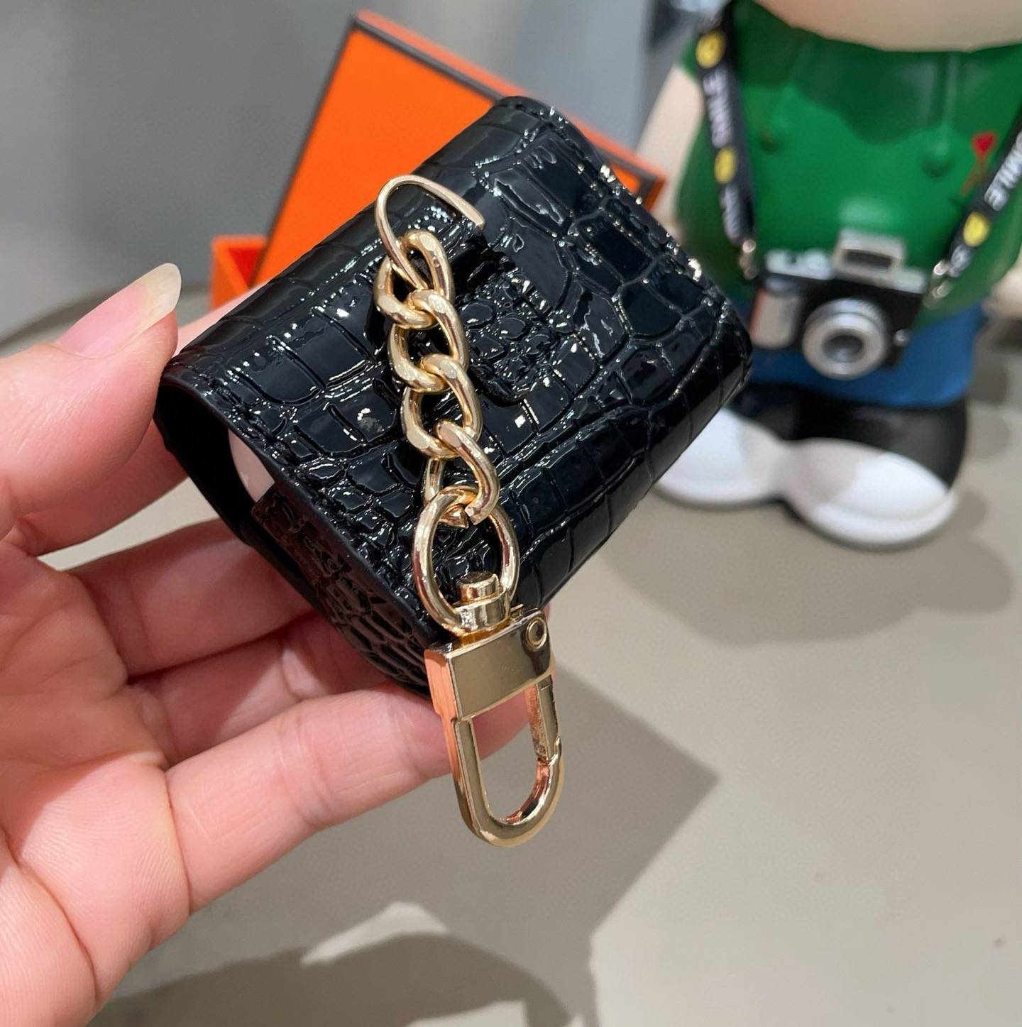 HERMES 愛馬仕 iPhone 18シリーズ対応 iPhoneケース スマホケース レディース ロゴ入り カード収納 クロコダイル柄 ブラック - 画像 8