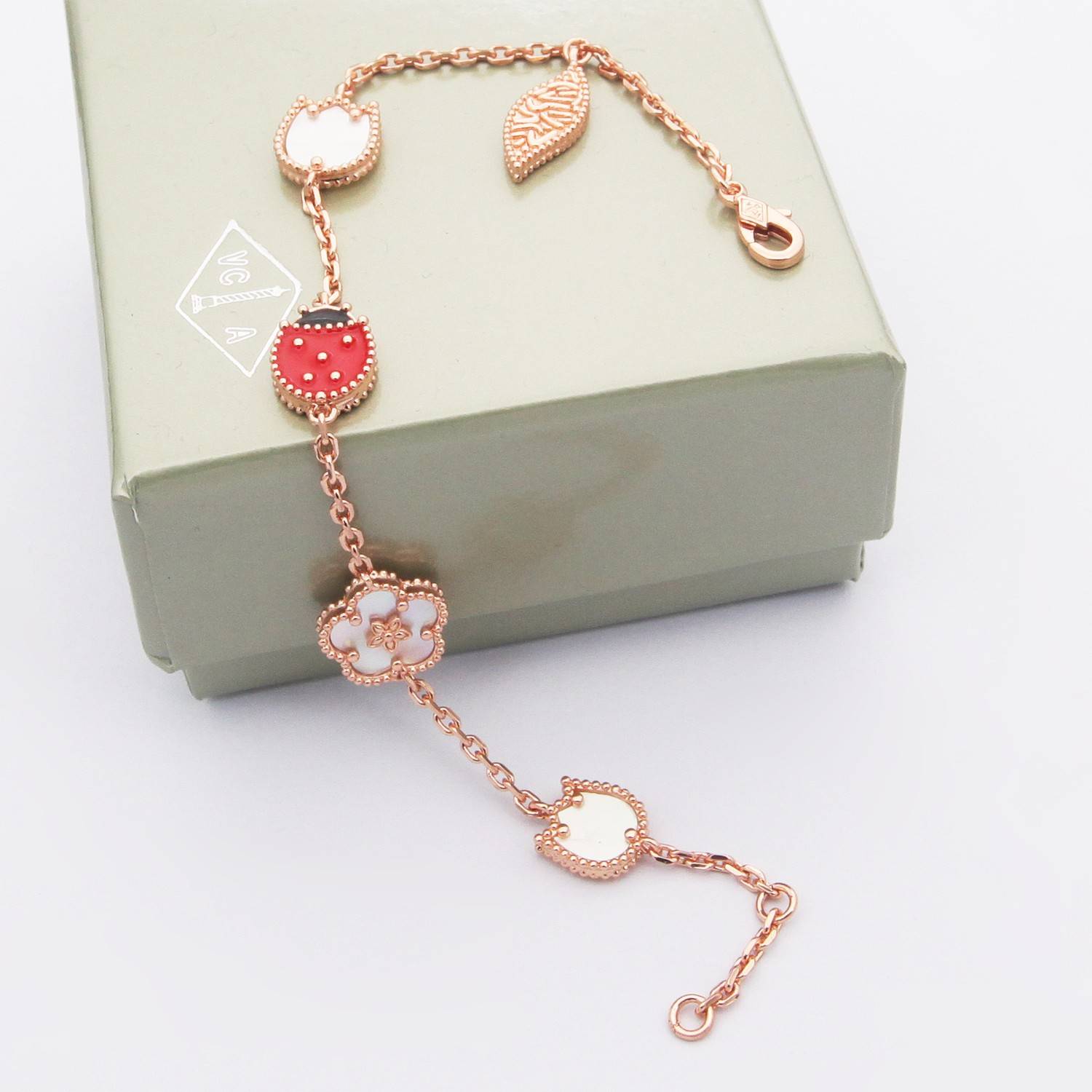 Van Cleef Arpels ヴァン クリーフアーペル レディース ブレスレット マジック アルハンブラ モチーフブレスレット 上品なアクセサリー ゴールド - 画像 2