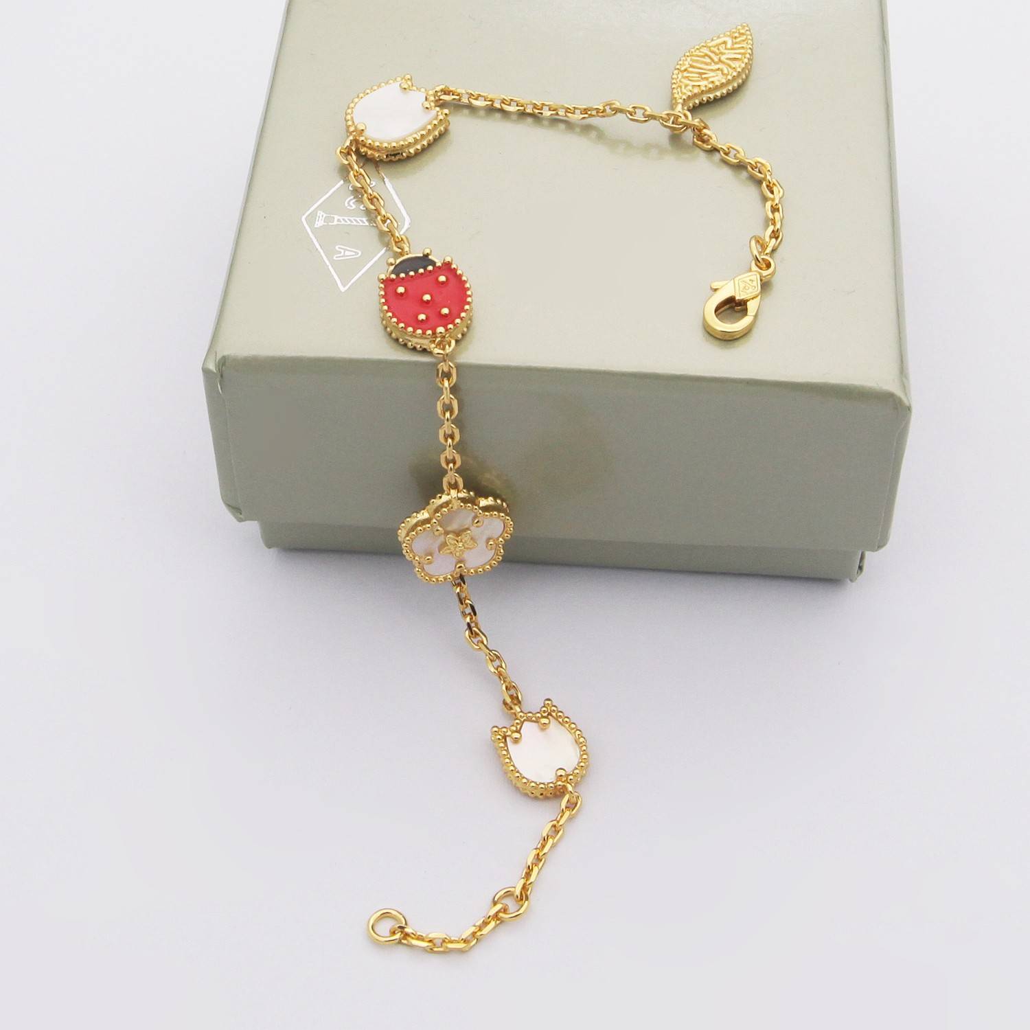 Van Cleef Arpels ヴァン クリーフアーペル レディース ブレスレット マジック アルハンブラ モチーフブレスレット 上品なアクセサリー ゴールド - 画像 4