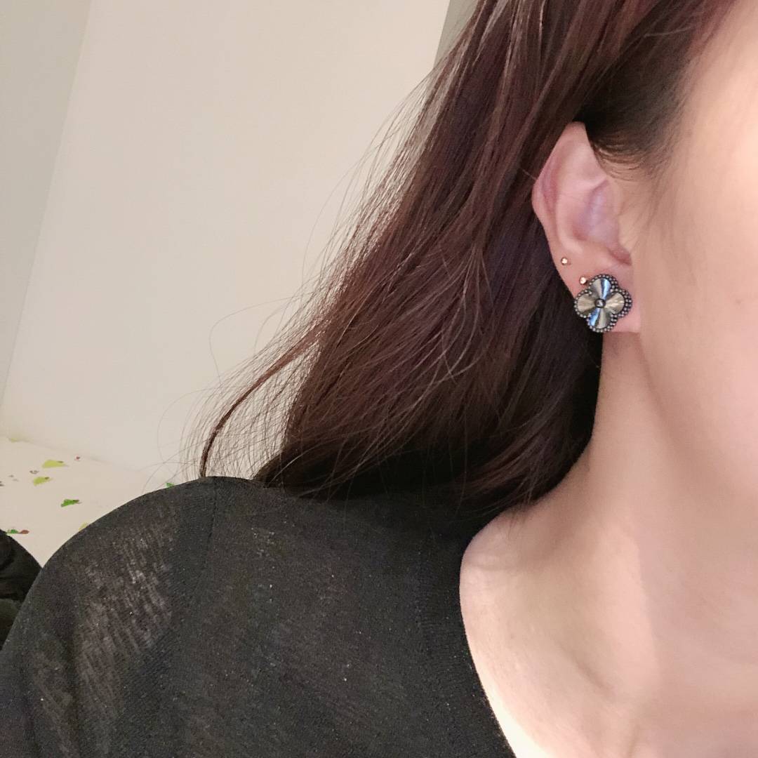 Van Cleef Arpels ヴァン クリーフアーペル レディース ピアス フリヴォル モチーフネックレス 上品なアクセサリー シルバー - 画像 2