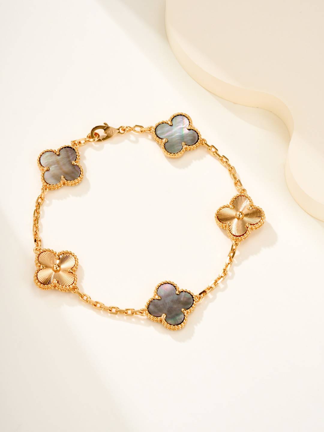 Van Cleef Arpels ヴァン クリーフアーペル レディース ブレスレット アルハンブラ マザーオブパール ゴールド