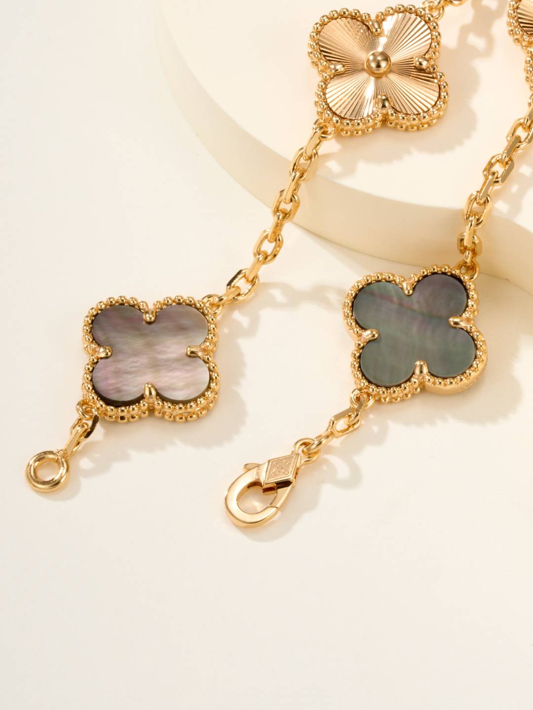 Van Cleef Arpels ヴァン クリーフアーペル レディース ブレスレット アルハンブラ マザーオブパール ゴールド - 画像 2