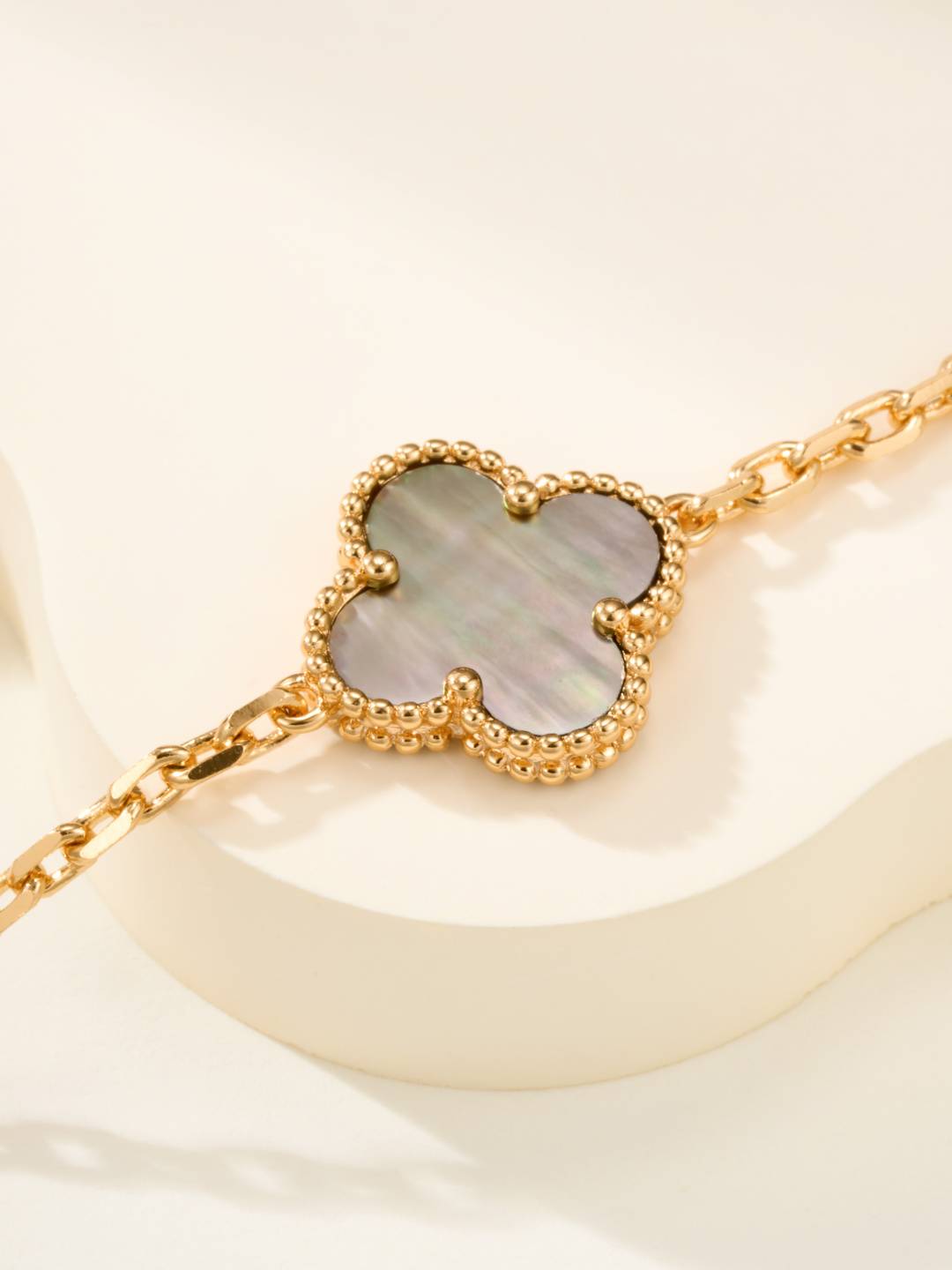 Van Cleef Arpels ヴァン クリーフアーペル レディース ブレスレット アルハンブラ マザーオブパール ゴールド - 画像 4