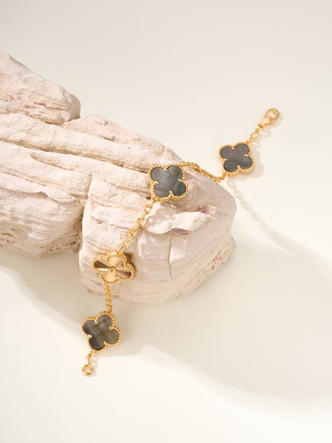 Van Cleef Arpels ヴァン クリーフアーペル レディース ブレスレット アルハンブラ マザーオブパール ゴールド - 画像 8
