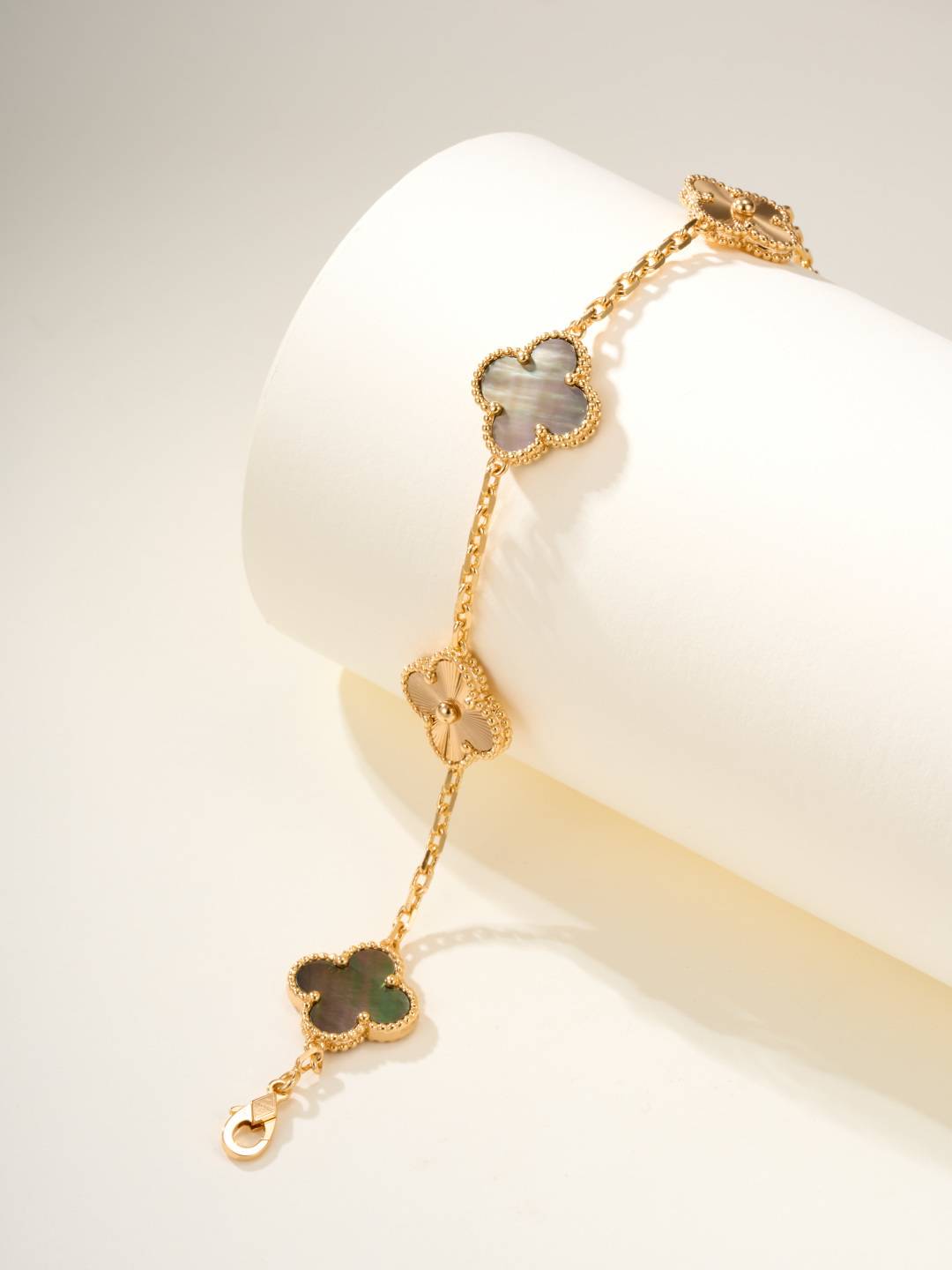 Van Cleef Arpels ヴァン クリーフアーペル レディース ブレスレット アルハンブラ マザーオブパール ゴールド - 画像 9