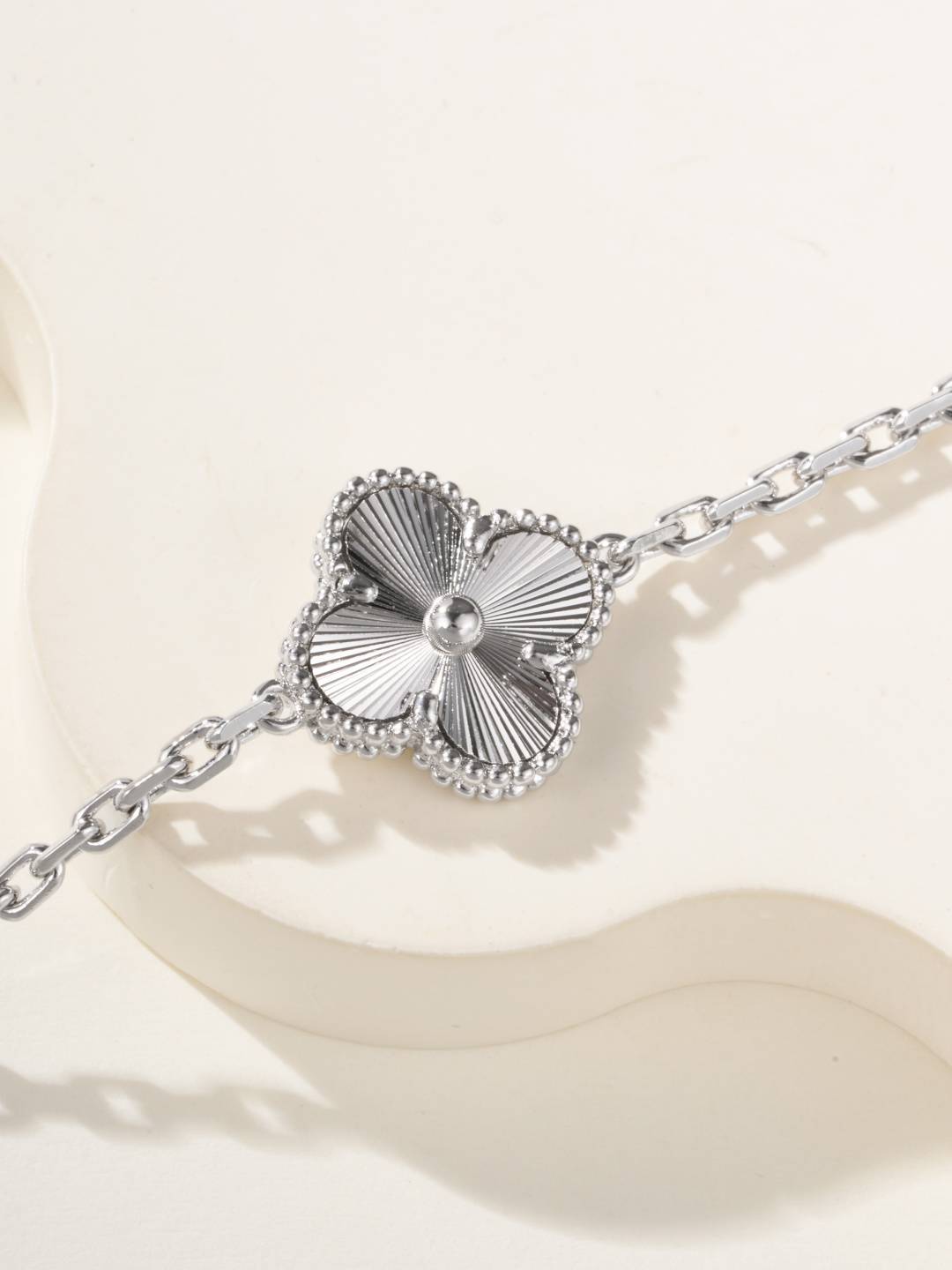 Van Cleef Arpels ヴァン クリーフアーペル レディース ブレスレット 四つ葉モチーフ ブランドブレスレット エレガント シルバー - 画像 2
