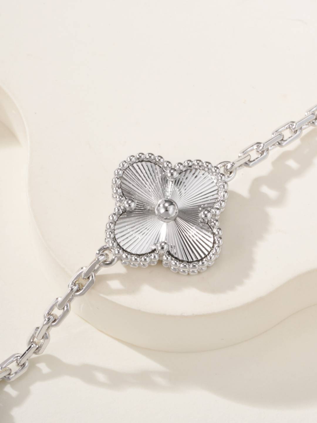 Van Cleef Arpels ヴァン クリーフアーペル レディース ブレスレット 四つ葉モチーフ ブランドブレスレット エレガント シルバー - 画像 4
