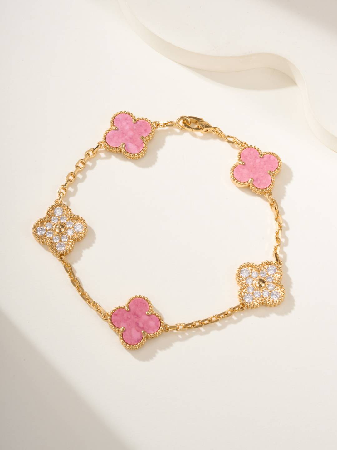 Van Cleef Arpels ヴァン クリーフアーペル レディース ブレスレット 四つ葉モチーフ ブランドジュエリー エレガント ゴールド