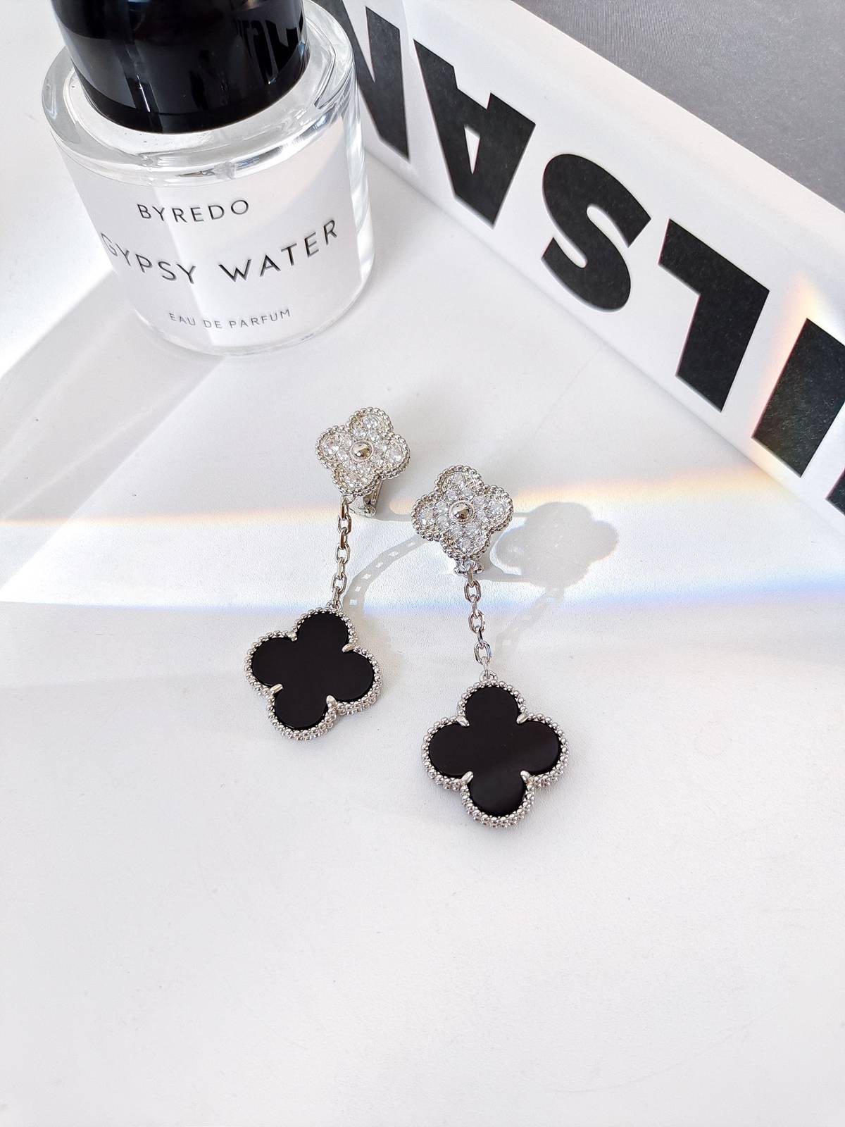 Van Cleef Arpels ヴァン クリーフアーペル レディース ピアス 四つ葉モチーフ ブランドピアス プチギフト シルバー