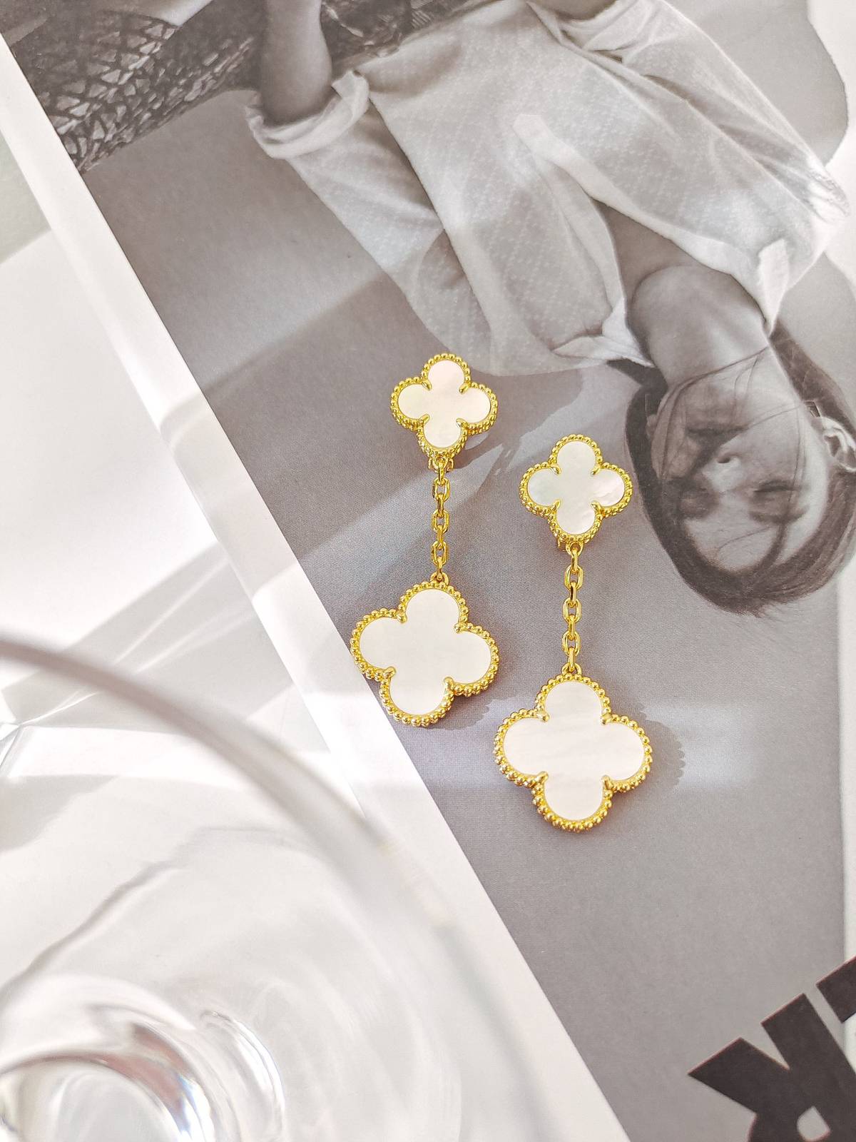 Van Cleef Arpels ヴァン クリーフアーペル レディース ピアス アルハンブラ クローバーモチーフ ドロップ イヤリング ゴールド ホワイト 上品