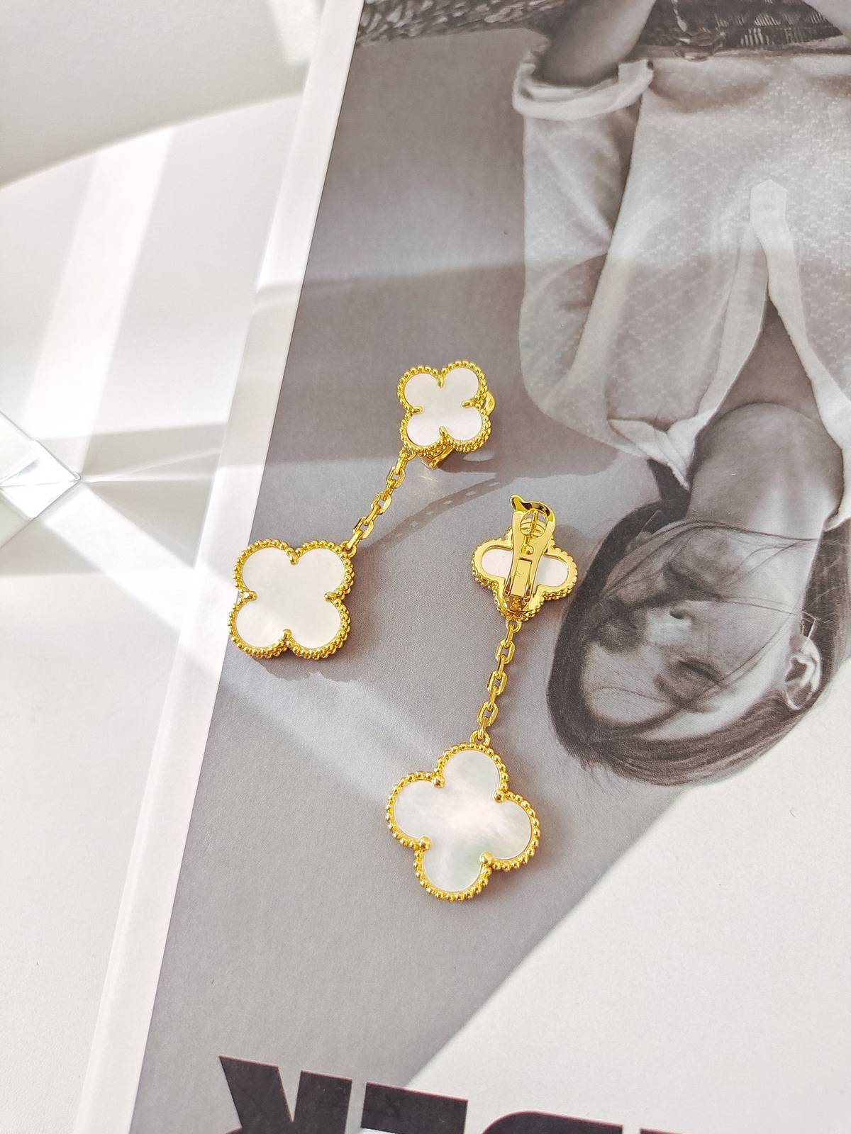 Van Cleef Arpels ヴァン クリーフアーペル レディース ピアス アルハンブラ クローバーモチーフ ドロップ イヤリング ゴールド ホワイト 上品 - 画像 3