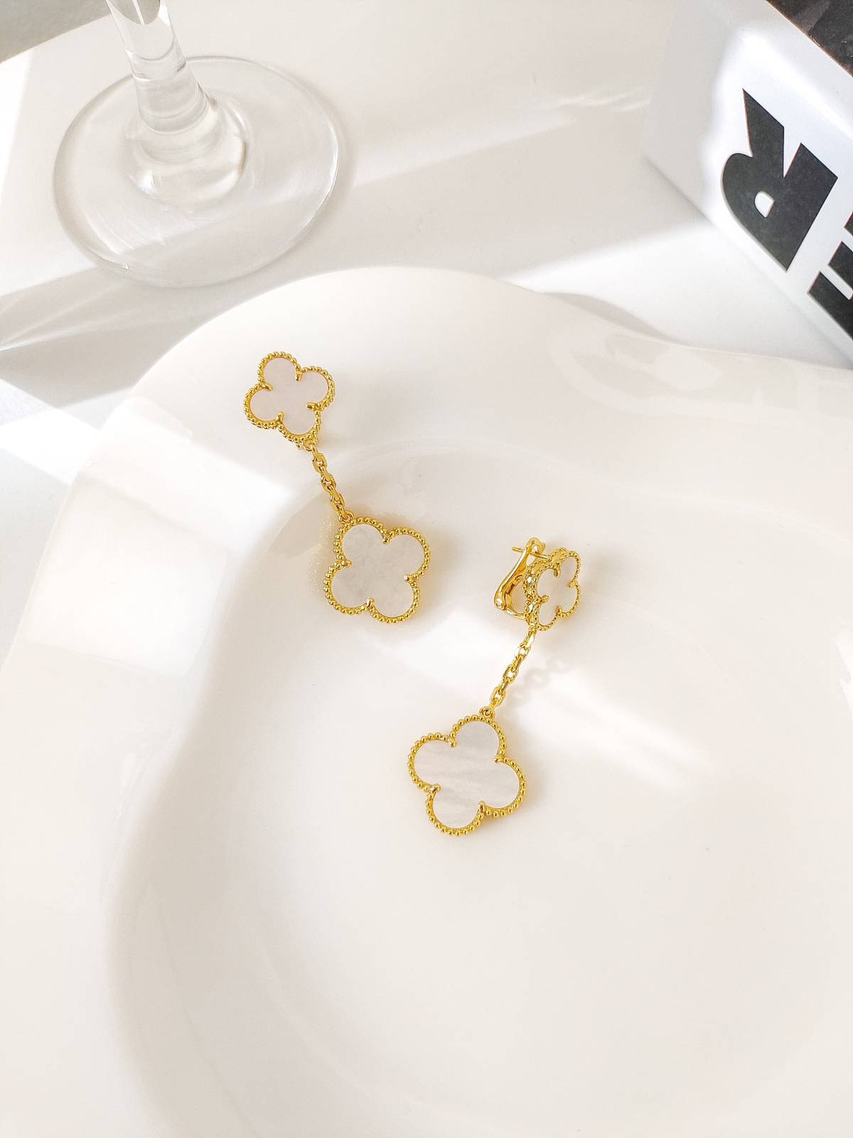 Van Cleef Arpels ヴァン クリーフアーペル レディース ピアス アルハンブラ クローバーモチーフ ドロップ イヤリング ゴールド ホワイト 上品 - 画像 5