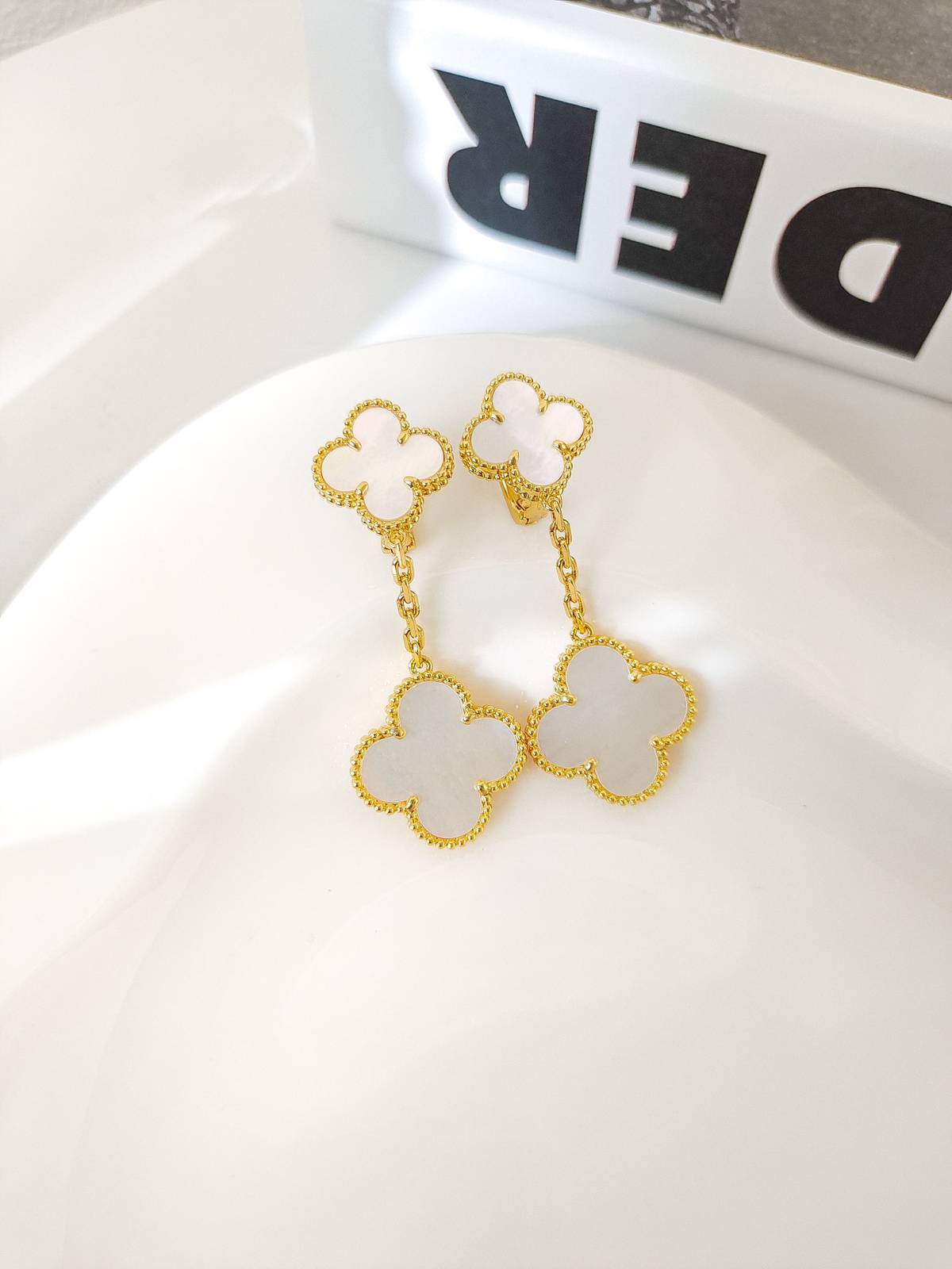 Van Cleef Arpels ヴァン クリーフアーペル レディース ピアス アルハンブラ クローバーモチーフ ドロップ イヤリング ゴールド ホワイト 上品 - 画像 6