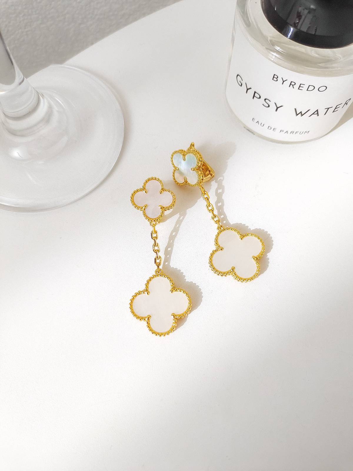 Van Cleef Arpels ヴァン クリーフアーペル レディース ピアス アルハンブラ クローバーモチーフ ドロップ イヤリング ゴールド ホワイト 上品 - 画像 7