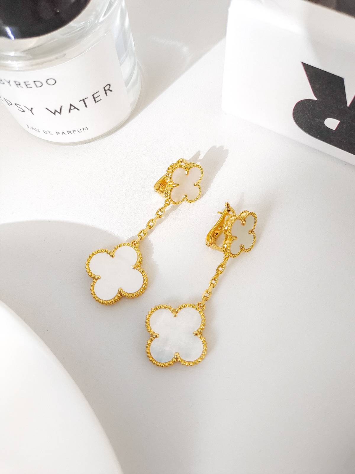 Van Cleef Arpels ヴァン クリーフアーペル レディース ピアス アルハンブラ クローバーモチーフ ドロップ イヤリング ゴールド ホワイト 上品 - 画像 8