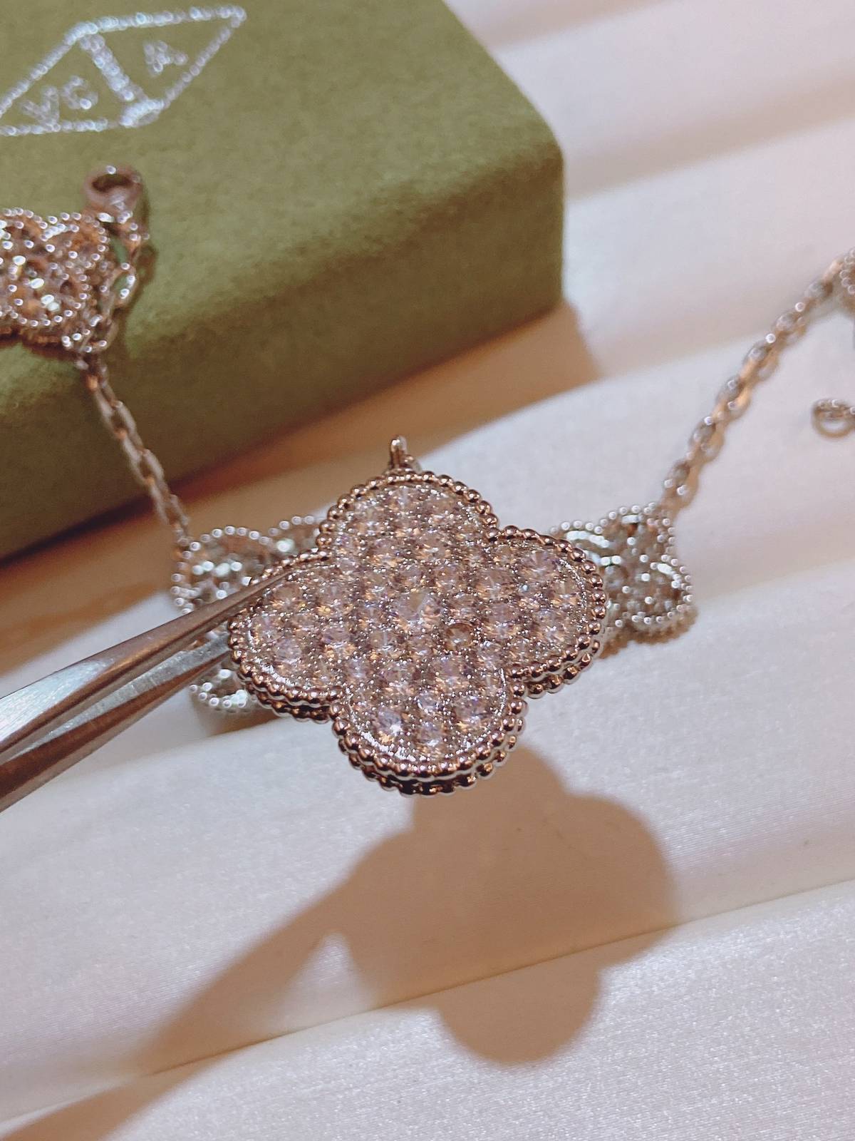 Van Cleef Arpels ヴァン クリーフアーペル レディース ブレスレット アルハンブラ モチーフネックレス オンスクリーン エレガント ローズゴール - 画像 5