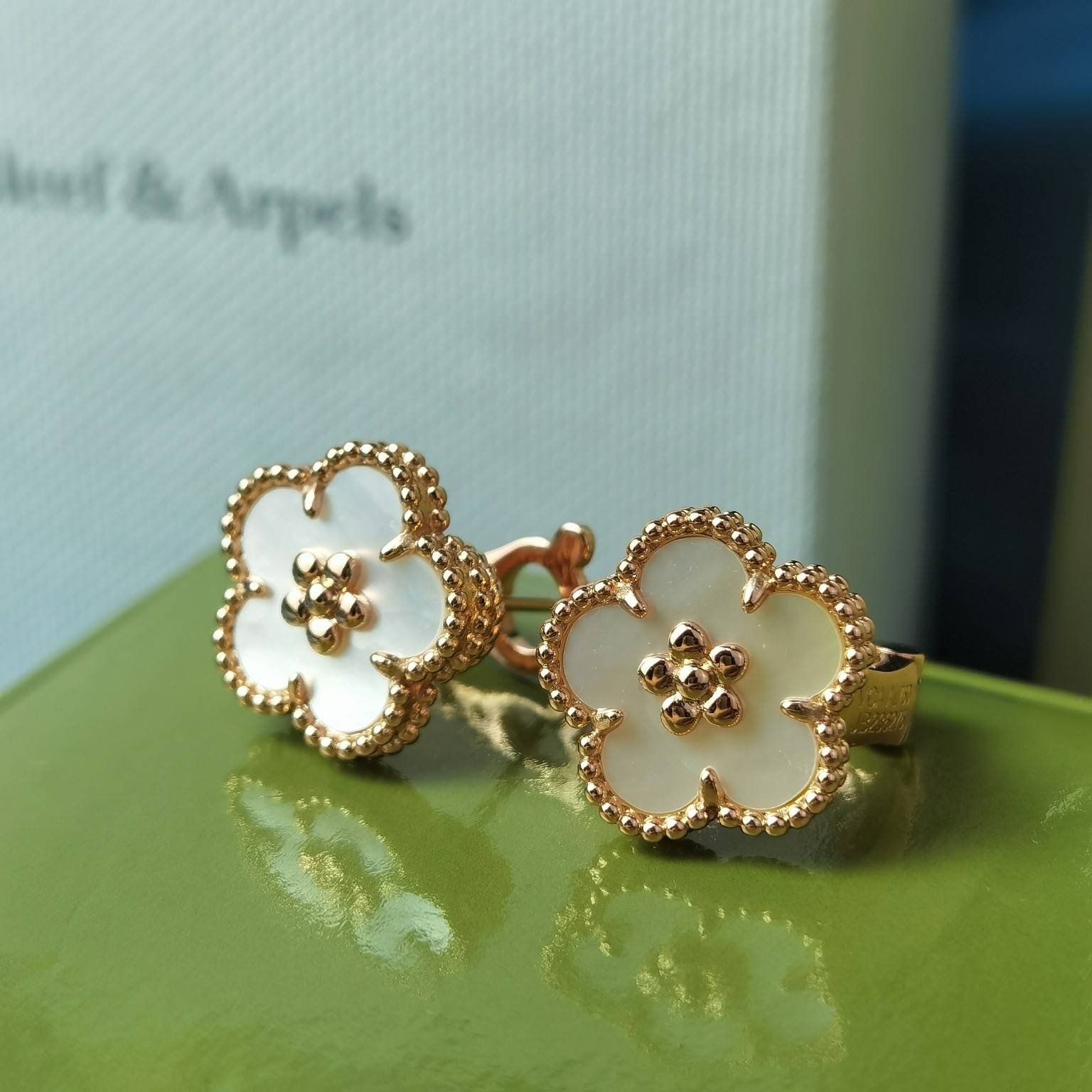 Van Cleef Arpels ヴァン クリーフアーペル レディース ピアス フリヴォル マザーオブパール イエローゴールド ブランドピアス 上品なアクセサリ - 画像 2