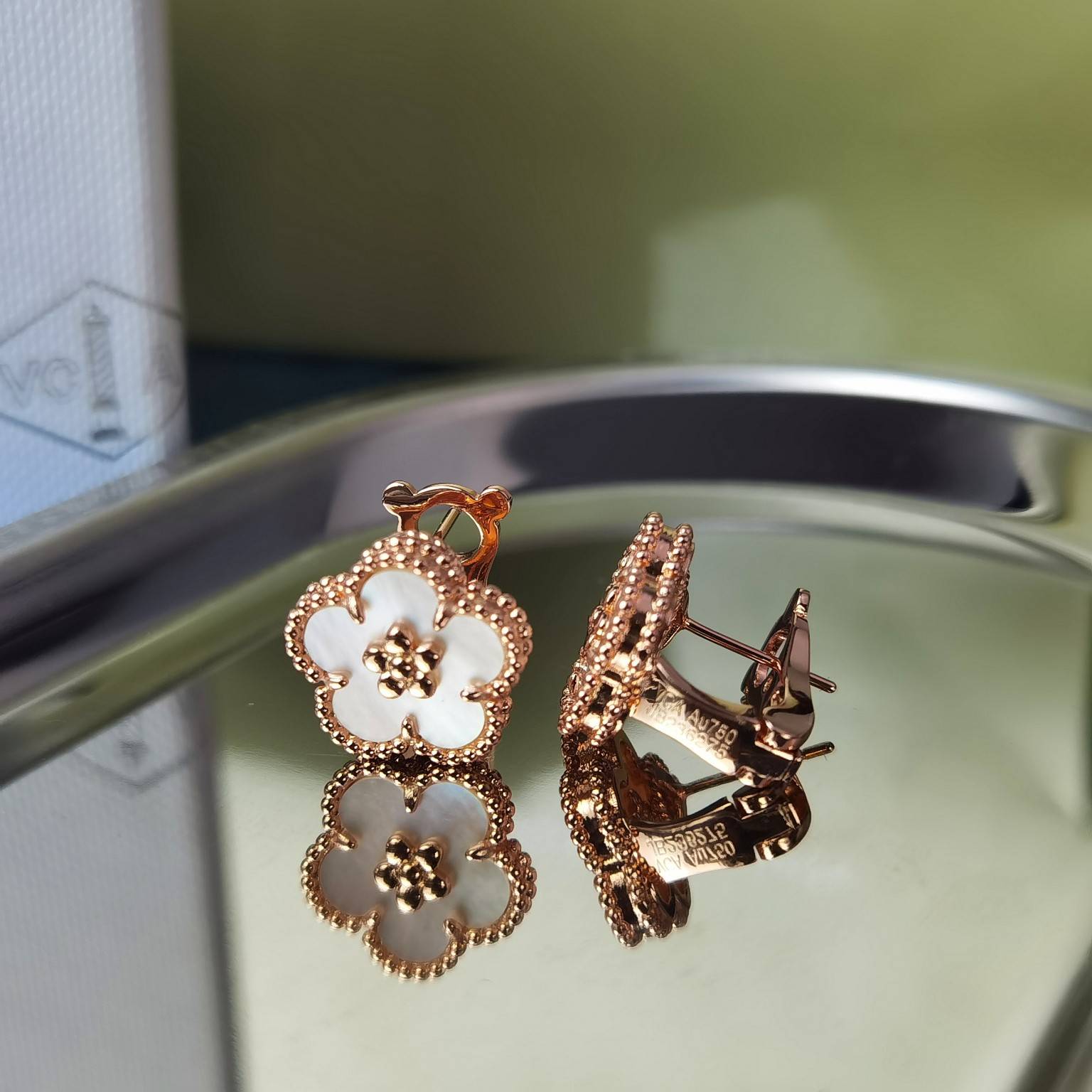 Van Cleef Arpels ヴァン クリーフアーペル レディース ピアス フリヴォル マザーオブパール イエローゴールド ブランドピアス 上品なアクセサリ - 画像 5