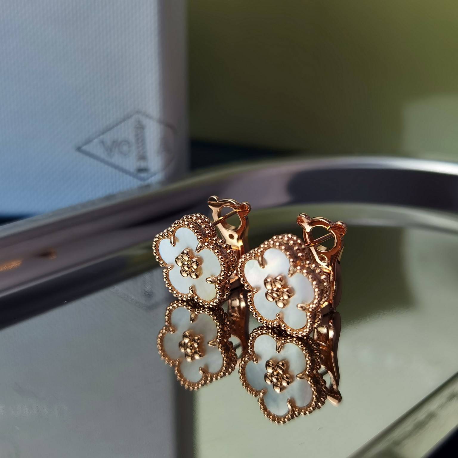 Van Cleef Arpels ヴァン クリーフアーペル レディース ピアス フリヴォル マザーオブパール イエローゴールド ブランドピアス 上品なアクセサリ - 画像 7